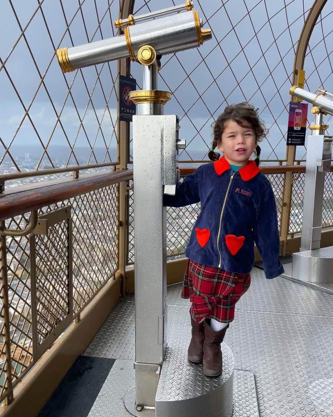 ソーコさんのインスタグラム写真 - (ソーコInstagram)「✌️ 🌈 Gay Paree 🌈 ✌️  Swipe for magical rainbow party on top of the Eiffel Tower !  Pic by @_lowlowlife_」3月31日 6時05分 - sokothecat