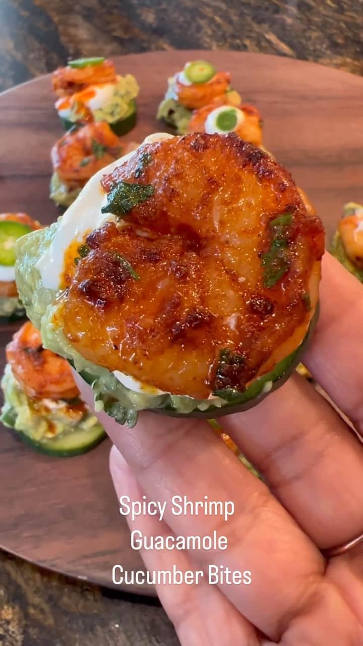 Sharing Healthy Snack Ideasのインスタグラム：「Spicy Shrimp Guacamole Cucumber Bites Perfect for a get together, game day appetizer or a snack.  By • @cookwithchay Ingredients FOR THE SHRIMP mix together and marinate for one hour: * 1 tsp paprika  * 1/2 tsp. Southwest seasoning  * 1/2 tsp chili powder  * 1/2 tsp garlic powder  *  1/2 tsp salt * 1 lb. peeled and deveined medium shrimp, thawed if frozen and remove tail.   FOR THE GUACAMOLE mix together:  * 2 avocados * Juice of 1/2 -1 lemon  * 1/2 red onion, finely chopped * 1 jalapeño, finely chopped * 2 tbsp. freshly chopped cilantro * 1/2 diced tomato * Salt - pepper   Garnish with  * 3 tablespoons Sour cream * Sliced  1. Make guacamole. 2. Slice the cucumber.  3. Mix together all shrimp ingredients and marinate for 20 minutes or more and then grill in 2 tablespoons oil for 2-3 minutes on each side until shrimp are plump and cooked. DO NOT over cook the shrimp it will taste dry.  4. Add a spoonful of guacamole  and a dollop of  sour cream to a slice of cucumber and top with a grilled shrimp. I garnished with jalapeño and cilantro.   #appetizers #appetizer #cocktail #cocktails #cocktailparty #party #partyfood #food #holidayfood #holiday #snacks #snack #shrimp #fingerfood #bites #healthyrecipes #explore #explorepage #easyrecipes #dinner #buzzfeast #recipes #feedfeed #trending #foodreels #healthyfood #lunch #tasty #delish #eating」