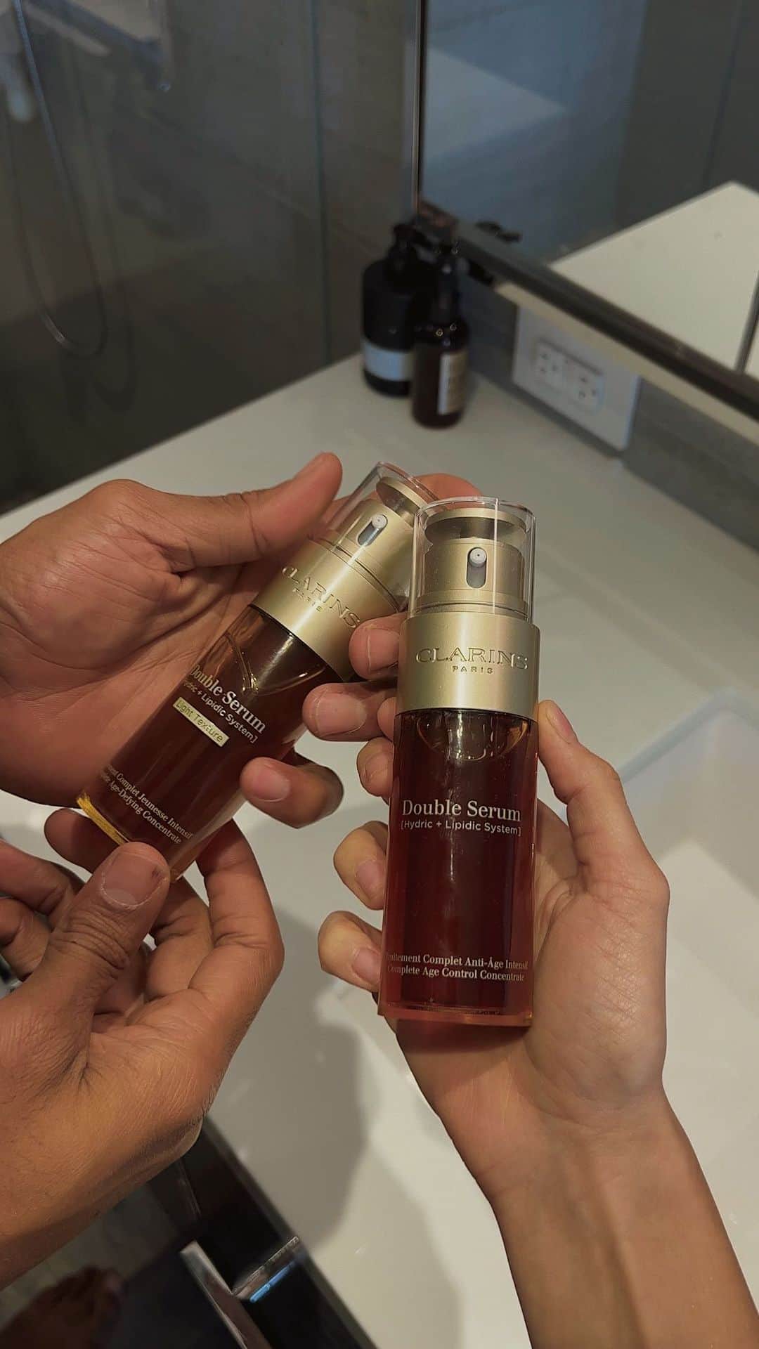 CLARINSのインスタグラム：「but actually what would they do without us? @clarinsusa just dropped their #doubleserum in a light texture that’s ideal for men’s skin, it’s like a multivitamin in a bottle ✨  someone’s gotta do it for them!」