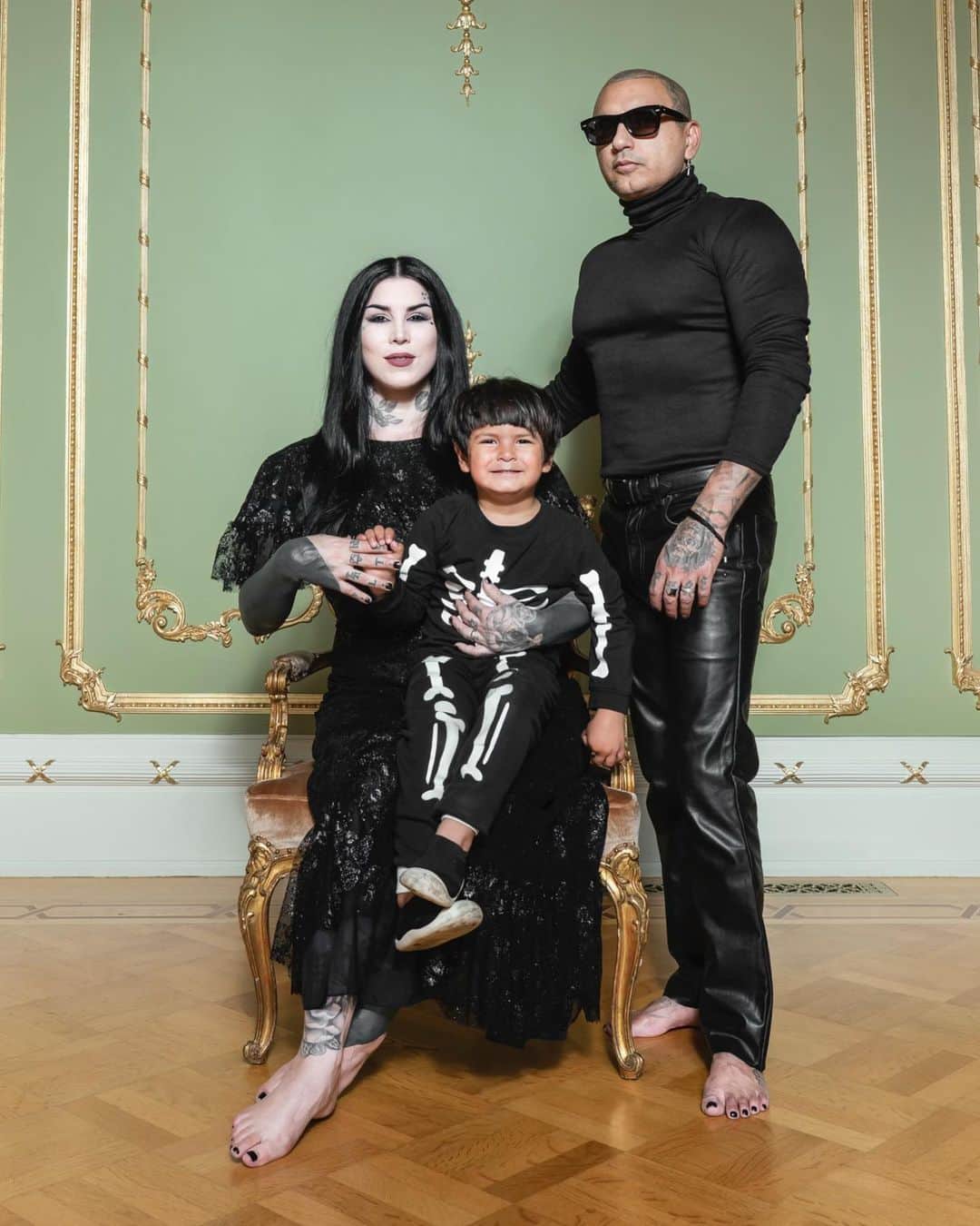 Kat Von Dさんのインスタグラム写真 - (Kat Von DInstagram)「It’s that time of the year to watch our little family grow older! 🖤 Every year, @prayers, Leafar and I take a family photo together.   Thank you to our dear friend (and talented photographer) @s1rsuave for taking our portrait!! 🖤  We can’t wait to continue this tradition until we are all old and grey!  We love our little nuclear family so much! 🖤」3月31日 6時29分 - thekatvond