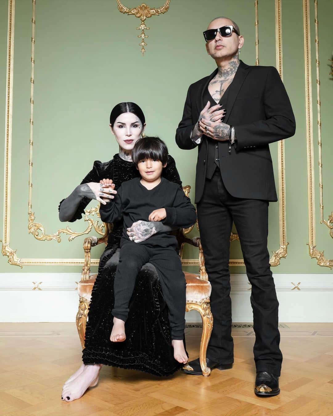 Kat Von Dさんのインスタグラム写真 - (Kat Von DInstagram)「It’s that time of the year to watch our little family grow older! 🖤 Every year, @prayers, Leafar and I take a family photo together.   Thank you to our dear friend (and talented photographer) @s1rsuave for taking our portrait!! 🖤  We can’t wait to continue this tradition until we are all old and grey!  We love our little nuclear family so much! 🖤」3月31日 6時29分 - thekatvond