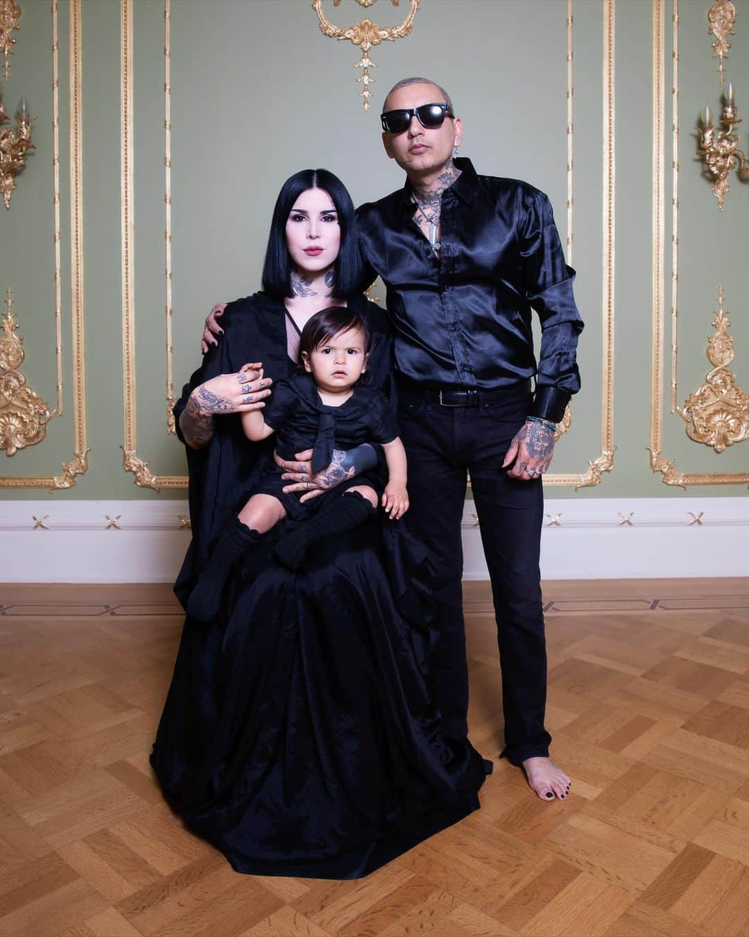 Kat Von Dのインスタグラム：「It’s that time of the year to watch our little family grow older! 🖤 Every year, @prayers, Leafar and I take a family photo together.   Thank you to our dear friend (and talented photographer) @s1rsuave for taking our portrait!! 🖤  We can’t wait to continue this tradition until we are all old and grey!  We love our little nuclear family so much! 🖤」