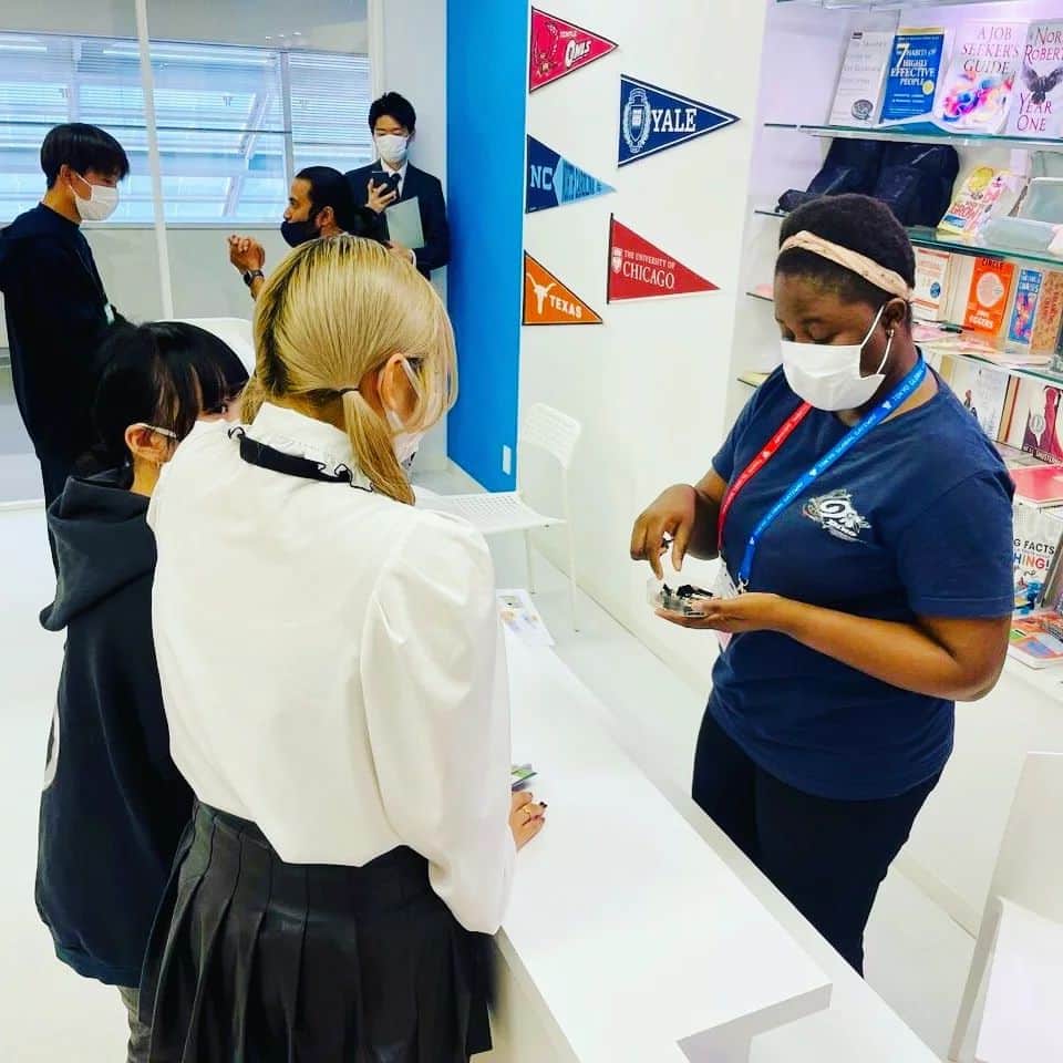 日本工学院さんのインスタグラム写真 - (日本工学院Instagram)「情報ビジネス科の学生が1日留学体験をしている様子💁 . チームに１人の先生がついて、ホテルや空港など様々なシチュエーションで英語を使う、という課題に取り組みました😉 . 「#日本工学院」をチェック！！ 学生が投稿したリアルな日常風景を見ることができますよ！ . . #nihonkogakuin #専門学校 #日本工学院八王子専門学校 #日本工学院専門学校 #教職員投稿写真 #情報ビジネス科 #若きつくりびと #情報ビジネス #接客サービス #情報ビジネス科 #eビジネス #秘書事務 #ホテル #就職模擬 #試験 #就活」3月31日 12時02分 - nihonkogakuin