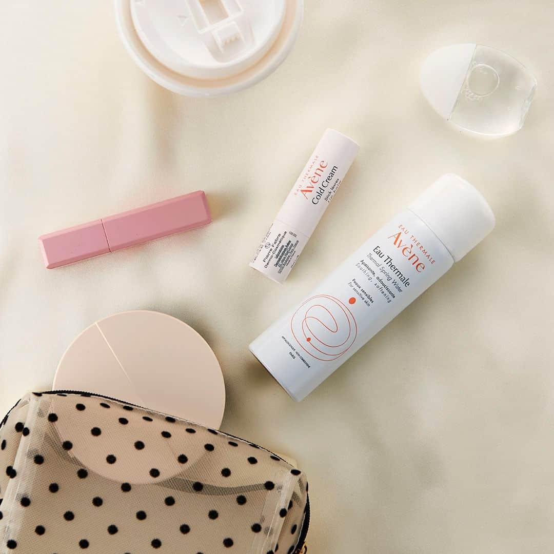 Eau Thermale Avène Japan アベンヌのインスタグラム：「. 🎀アベンヌスタッフおすすめのポーチの中身🎀  アベンヌスタッフのポーチやバッグの中に 必ず入っているアイテムを それぞれのおすすめポイントとともにご紹介します👝👜  🎈アベンヌ ウオーター いつでもどこでも、シューッとひと吹きで 水分チャージができます💧✨ 乾燥を感じた時はもちろん メイク直しの前後や 少し眠気を感じた時などのリフレッシュにも😊  🎈薬用リップケア モイスト ぴたっと密着して、唇を守ってくれるところがポイント💋 口紅の下地にも使えるだけでなく マットリップの上からの保湿にもおすすめです🙆‍♀️  どちらもアイテムもポーチやミニバッグに入りやすいサイズ感です🧴 ぜひみなさまもアベンヌのアイテムと一緒にお出かけしてみてください💓  #アベンヌ #Avene #アベンヌウオーター #アベンヌウォーター #シューッといい肌になあれ #リップクリーム #ミツロウ #アベンヌ温泉水 #温泉水 #乾燥肌 #ゆらぎ肌 #敏感肌 #混合肌 #スキンケア #敏感肌スキンケア #美肌シュー慣 #ミスト化粧水 #リフレッシュ #化粧直し #メイク直し #ポーチの中身 #持ち歩きコスメ #whatsinmypouch」