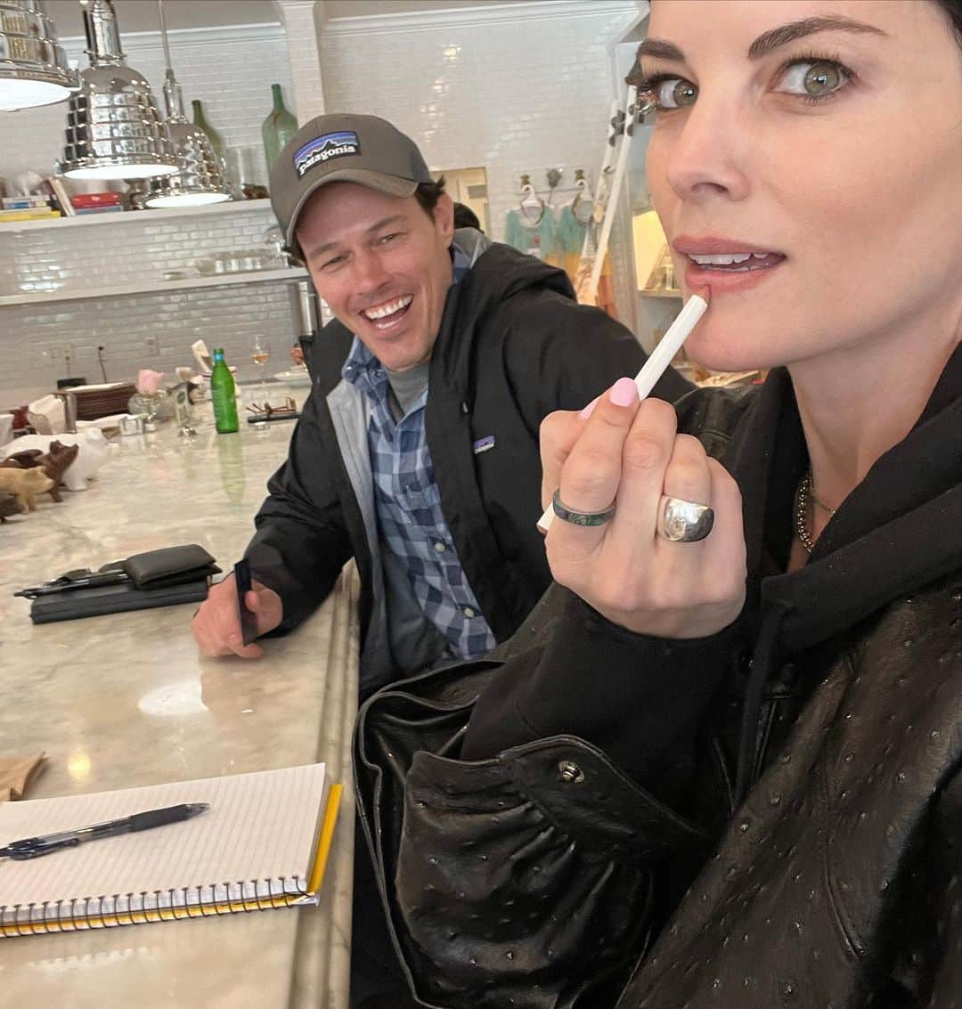 ジェイミー・アレクサンダーのインスタグラム：「We have fun 😂 21 years of friendship 🙌🏻 @bishopgregg」