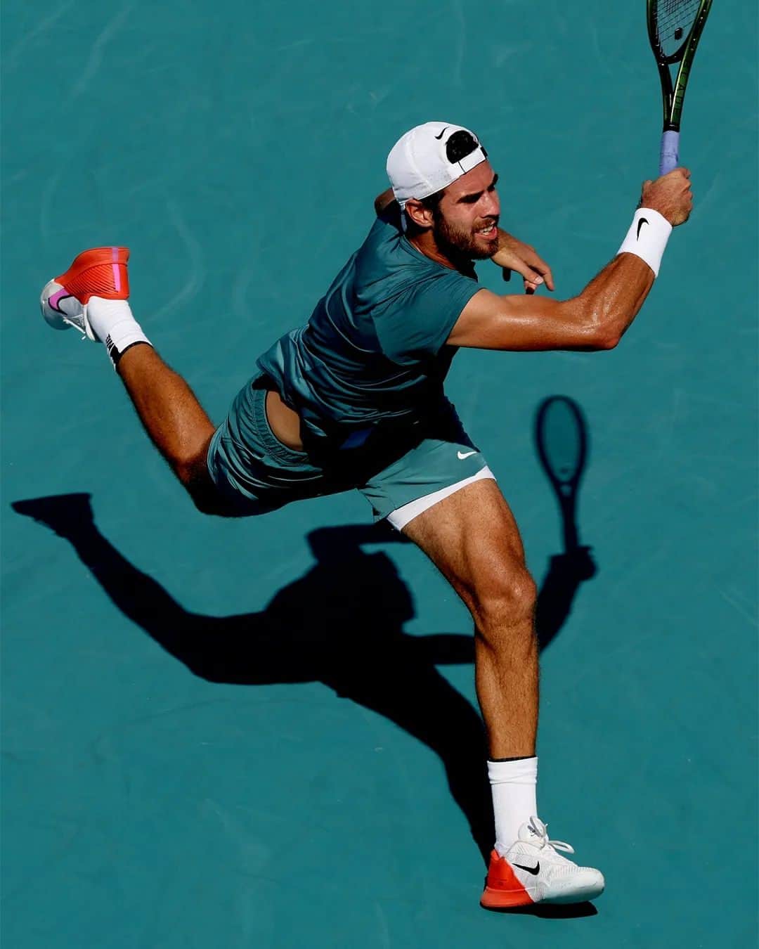 カレン・ハチャノフのインスタグラム：「No catching Karen 👨‍✈️✈️  US Open and Australian Open semifinalist @karenkhachanov reaches the last four 6-3, 6-2 past Cerundolo   @miamiopen | #MiamiOpen」