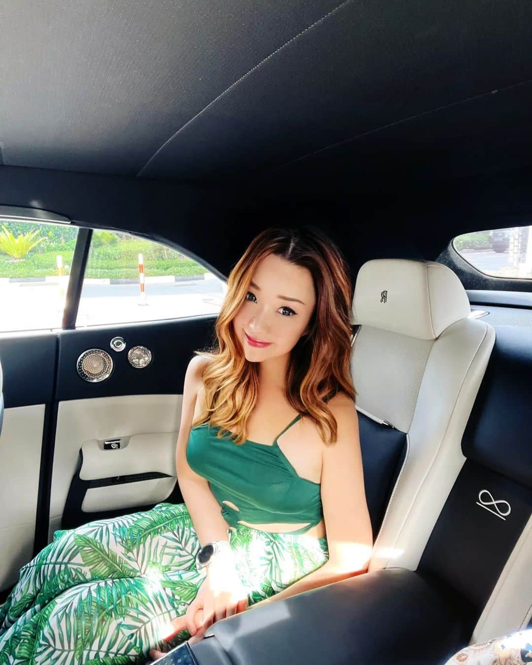 Nicole Chenのインスタグラム：「Honestly i like to be driven and taking the back seat 🤣 Morning 🌄 April is coming 👏🤪🥳🥰  Time for some fun , happiness and love ❤️ #chill #morning #drive #rollsroyce #fun #love #happines #愛 #ハッピー」