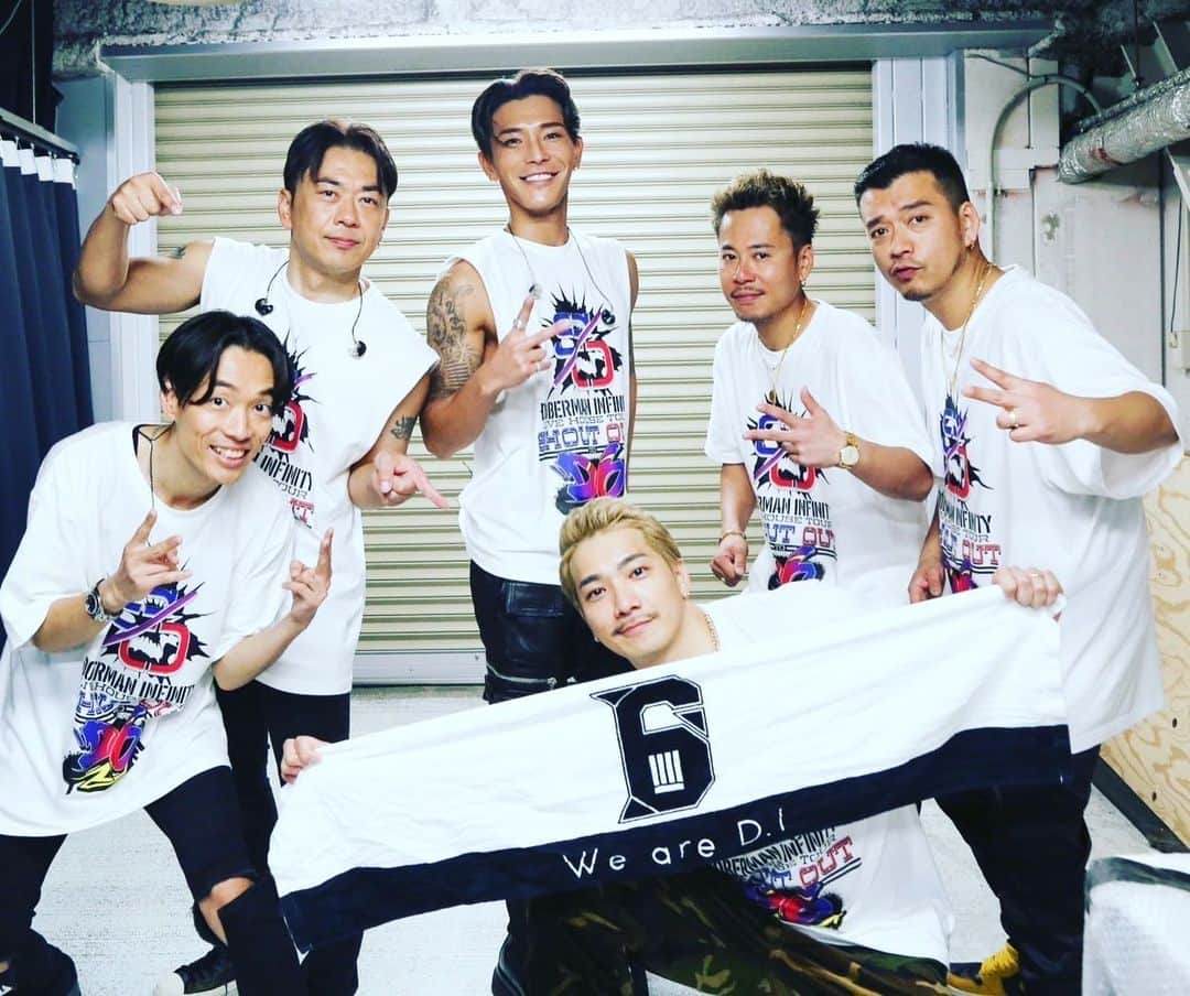 DJ HALのインスタグラム：「3/12  広島❗️ 2nd Stage🔥🔥  会場の隣がSaunaで激アツ❗️ しっかり「むさし」弁当を食べて本番へ  ライブにパフォーマンスレベルがどんどん上がって行く　 鏡を目に前にリハーサルするのとお客さんを目に前にしてライブするのは全然別世界でお客さんとのキャッチボールだったり絶妙な間がどんどん綺麗にハマって行く、 アイディアが更に湧いて全員で良い方向に向かって行く 毎回アップデート！ バンドツアーよりも自分で音楽をコントロールする部分が全て自分なので、強い責任感をより持って5人の後ろで 細かい部分までしっかり見透してBackを背負ってます👍🏾 5 MIC 1 DJ  ありがとう　広島❗️ #dobermaninfinity  #live #hiroshima」