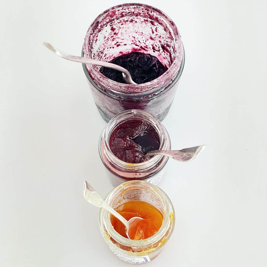 福田里香さんのインスタグラム写真 - (福田里香Instagram)「3種のジャムのタルティン 🍓灰汁入り🍷ジャム 04  パンドカンパーニュに マスカルポーネを塗って 左から ブルー🫐ベリー&シナモン いちご🍓&赤ワイン 四季橘🍊&バニラビーンズ  自家製ジャムが冷蔵庫にあると やっぱりおやつが楽しくなる。  #いちごの灰汁入り赤ワインジャム」3月31日 7時30分 - riccafukuda
