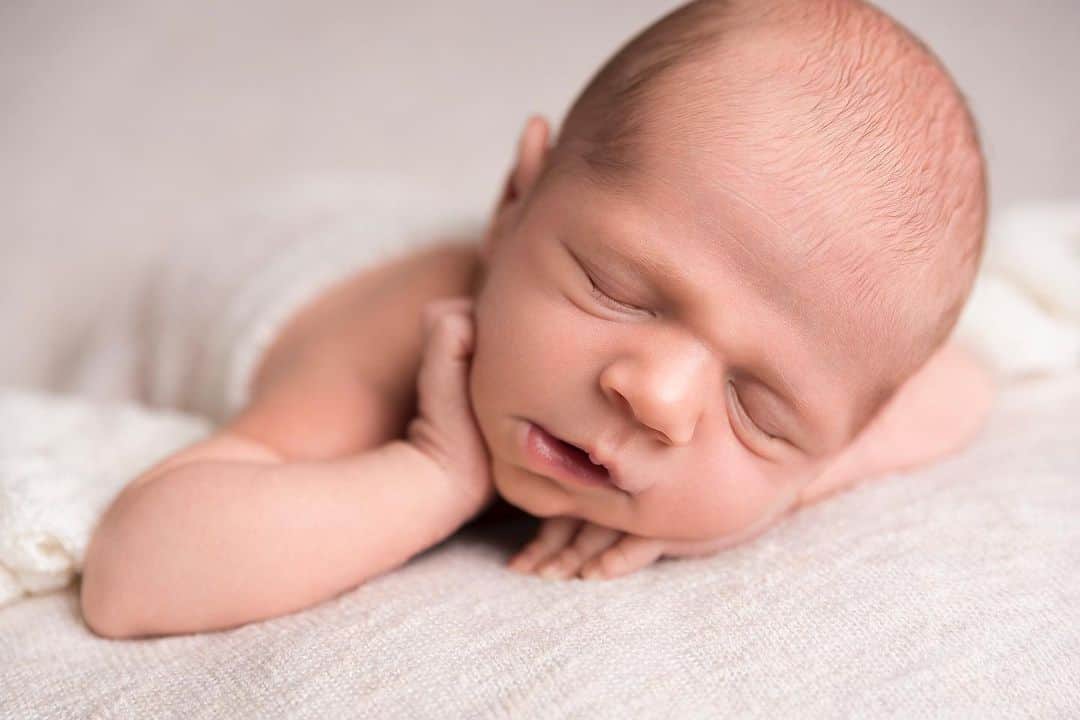 ジェナ・ジョンソンさんのインスタグラム写真 - (ジェナ・ジョンソンInstagram)「My rainbow baby 🌈   Our experience trying to conceive was much like a lot of yours.. unexpected, exciting, devastating, and not how we planned. BUT, with as much heartache that followed miscarrying our first pregnancy.. I know without a doubt that it all happened as it should. And although there were many times I questioned WHY and HOW and silently cried when no one knew, I never gave up on my dream of becoming a mother.  I never thought I would say this, but I am forever grateful for our infertility/pregnancy loss journey because it has made this moment with my sweet Rome so meaningful. I feel present and cherish every moment… even at 4am with little to no sleep and spit up running down my shirt.  I want to thank the TTC community that got me through some really tough years and made me feel so understood. I watched your vulnerable videos and would cry at how much I could relate. 1 in every 4 pregnancies will end in miscarriage. So for anybody out there silently suffering or struggling, please know you are never alone!! There is a whole gorgeous group of women who have been in your shoes. Hold onto us and/or reach out because you’ll need the support along the way 🤍  Thank you @goodmorningamerica for creating such a beautiful piece for us this morning and always making us feel like family!   📸: @aniportraits」3月31日 7時39分 - jennajohnson