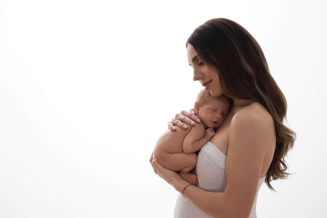 ジェナ・ジョンソンさんのインスタグラム写真 - (ジェナ・ジョンソンInstagram)「My rainbow baby 🌈   Our experience trying to conceive was much like a lot of yours.. unexpected, exciting, devastating, and not how we planned. BUT, with as much heartache that followed miscarrying our first pregnancy.. I know without a doubt that it all happened as it should. And although there were many times I questioned WHY and HOW and silently cried when no one knew, I never gave up on my dream of becoming a mother.  I never thought I would say this, but I am forever grateful for our infertility/pregnancy loss journey because it has made this moment with my sweet Rome so meaningful. I feel present and cherish every moment… even at 4am with little to no sleep and spit up running down my shirt.  I want to thank the TTC community that got me through some really tough years and made me feel so understood. I watched your vulnerable videos and would cry at how much I could relate. 1 in every 4 pregnancies will end in miscarriage. So for anybody out there silently suffering or struggling, please know you are never alone!! There is a whole gorgeous group of women who have been in your shoes. Hold onto us and/or reach out because you’ll need the support along the way 🤍  Thank you @goodmorningamerica for creating such a beautiful piece for us this morning and always making us feel like family!   📸: @aniportraits」3月31日 7時39分 - jennajohnson