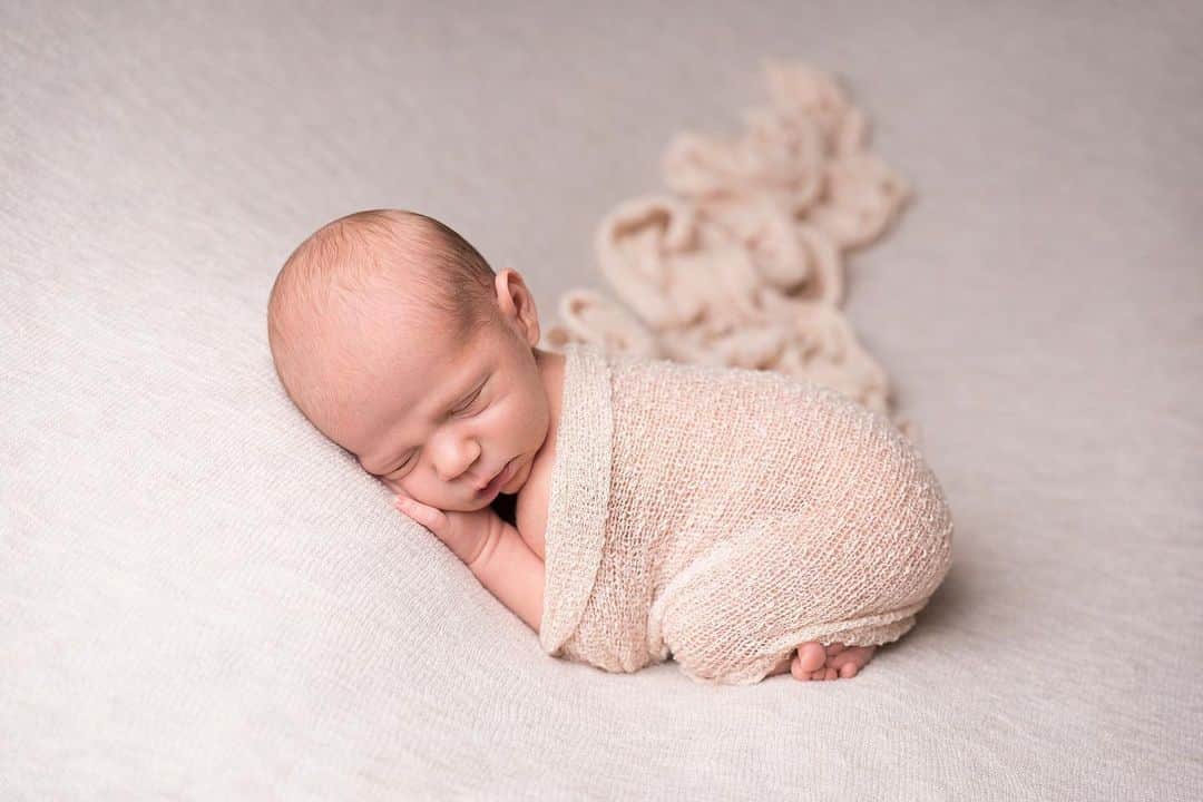 ジェナ・ジョンソンさんのインスタグラム写真 - (ジェナ・ジョンソンInstagram)「My rainbow baby 🌈   Our experience trying to conceive was much like a lot of yours.. unexpected, exciting, devastating, and not how we planned. BUT, with as much heartache that followed miscarrying our first pregnancy.. I know without a doubt that it all happened as it should. And although there were many times I questioned WHY and HOW and silently cried when no one knew, I never gave up on my dream of becoming a mother.  I never thought I would say this, but I am forever grateful for our infertility/pregnancy loss journey because it has made this moment with my sweet Rome so meaningful. I feel present and cherish every moment… even at 4am with little to no sleep and spit up running down my shirt.  I want to thank the TTC community that got me through some really tough years and made me feel so understood. I watched your vulnerable videos and would cry at how much I could relate. 1 in every 4 pregnancies will end in miscarriage. So for anybody out there silently suffering or struggling, please know you are never alone!! There is a whole gorgeous group of women who have been in your shoes. Hold onto us and/or reach out because you’ll need the support along the way 🤍  Thank you @goodmorningamerica for creating such a beautiful piece for us this morning and always making us feel like family!   📸: @aniportraits」3月31日 7時39分 - jennajohnson