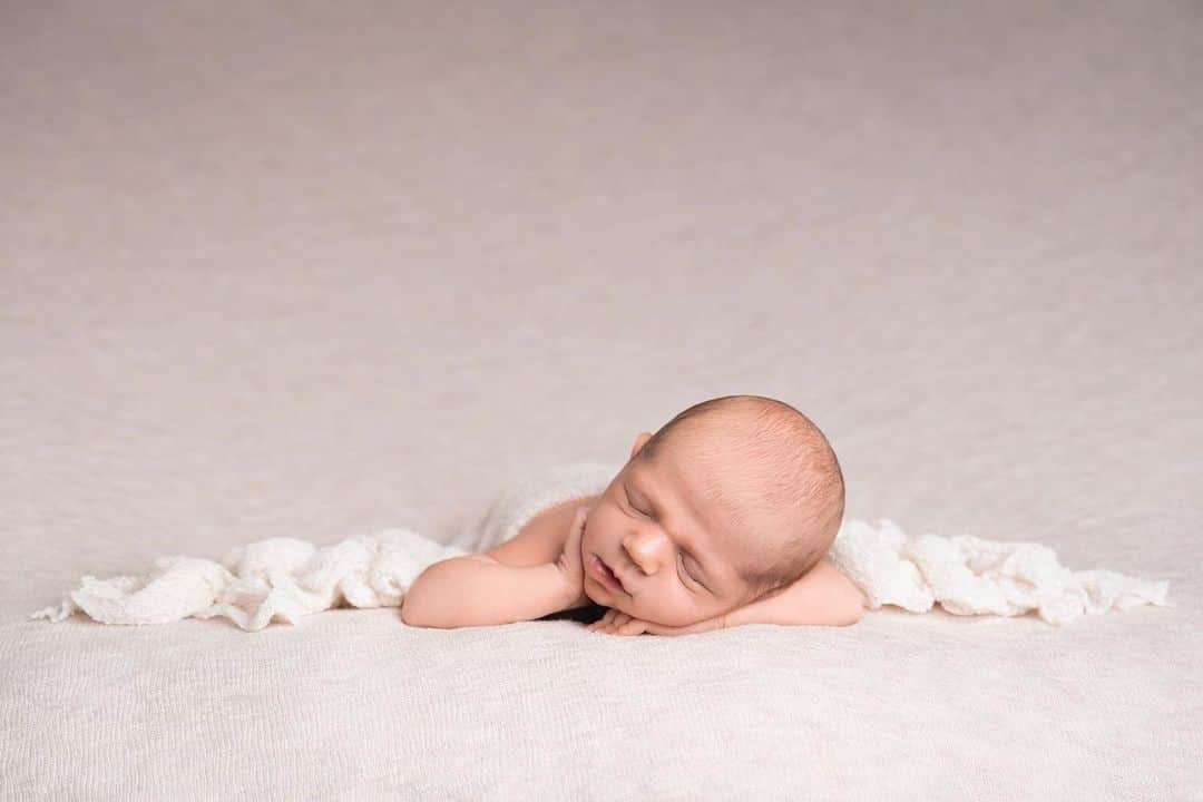 ジェナ・ジョンソンさんのインスタグラム写真 - (ジェナ・ジョンソンInstagram)「My rainbow baby 🌈   Our experience trying to conceive was much like a lot of yours.. unexpected, exciting, devastating, and not how we planned. BUT, with as much heartache that followed miscarrying our first pregnancy.. I know without a doubt that it all happened as it should. And although there were many times I questioned WHY and HOW and silently cried when no one knew, I never gave up on my dream of becoming a mother.  I never thought I would say this, but I am forever grateful for our infertility/pregnancy loss journey because it has made this moment with my sweet Rome so meaningful. I feel present and cherish every moment… even at 4am with little to no sleep and spit up running down my shirt.  I want to thank the TTC community that got me through some really tough years and made me feel so understood. I watched your vulnerable videos and would cry at how much I could relate. 1 in every 4 pregnancies will end in miscarriage. So for anybody out there silently suffering or struggling, please know you are never alone!! There is a whole gorgeous group of women who have been in your shoes. Hold onto us and/or reach out because you’ll need the support along the way 🤍  Thank you @goodmorningamerica for creating such a beautiful piece for us this morning and always making us feel like family!   📸: @aniportraits」3月31日 7時39分 - jennajohnson