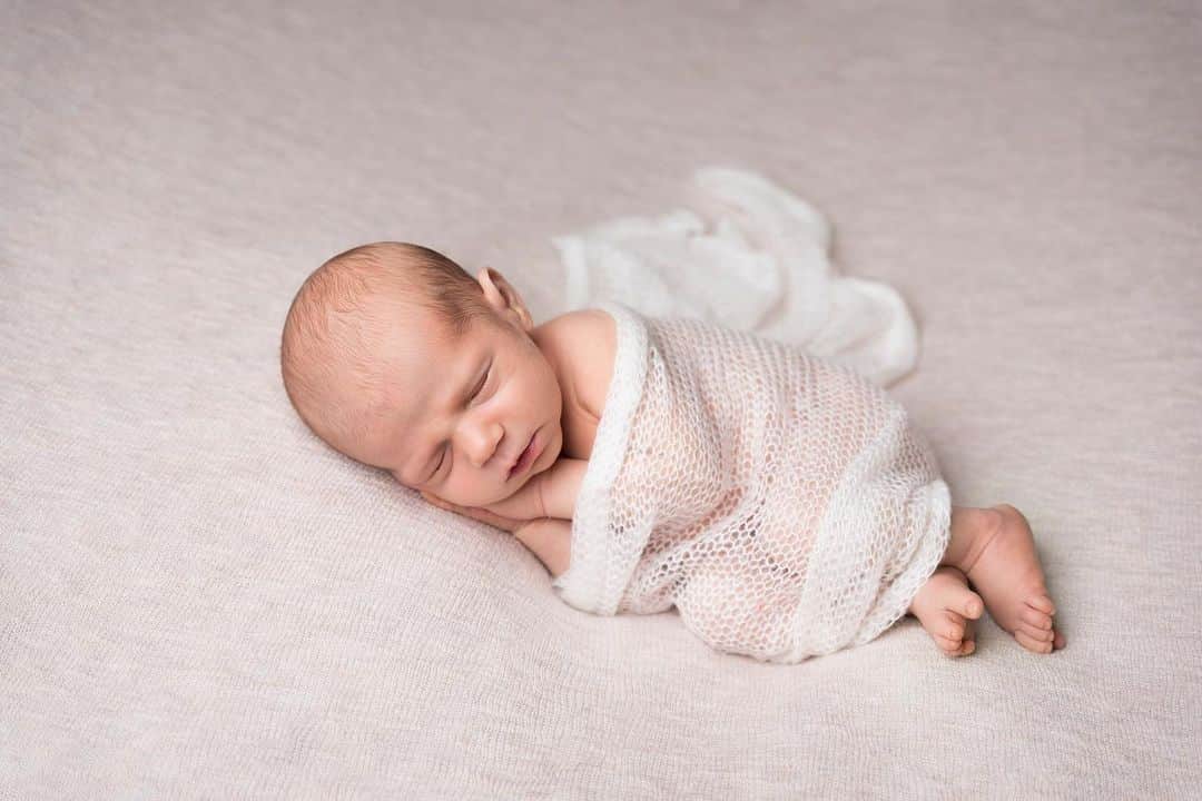 ジェナ・ジョンソンさんのインスタグラム写真 - (ジェナ・ジョンソンInstagram)「My rainbow baby 🌈   Our experience trying to conceive was much like a lot of yours.. unexpected, exciting, devastating, and not how we planned. BUT, with as much heartache that followed miscarrying our first pregnancy.. I know without a doubt that it all happened as it should. And although there were many times I questioned WHY and HOW and silently cried when no one knew, I never gave up on my dream of becoming a mother.  I never thought I would say this, but I am forever grateful for our infertility/pregnancy loss journey because it has made this moment with my sweet Rome so meaningful. I feel present and cherish every moment… even at 4am with little to no sleep and spit up running down my shirt.  I want to thank the TTC community that got me through some really tough years and made me feel so understood. I watched your vulnerable videos and would cry at how much I could relate. 1 in every 4 pregnancies will end in miscarriage. So for anybody out there silently suffering or struggling, please know you are never alone!! There is a whole gorgeous group of women who have been in your shoes. Hold onto us and/or reach out because you’ll need the support along the way 🤍  Thank you @goodmorningamerica for creating such a beautiful piece for us this morning and always making us feel like family!   📸: @aniportraits」3月31日 7時39分 - jennajohnson