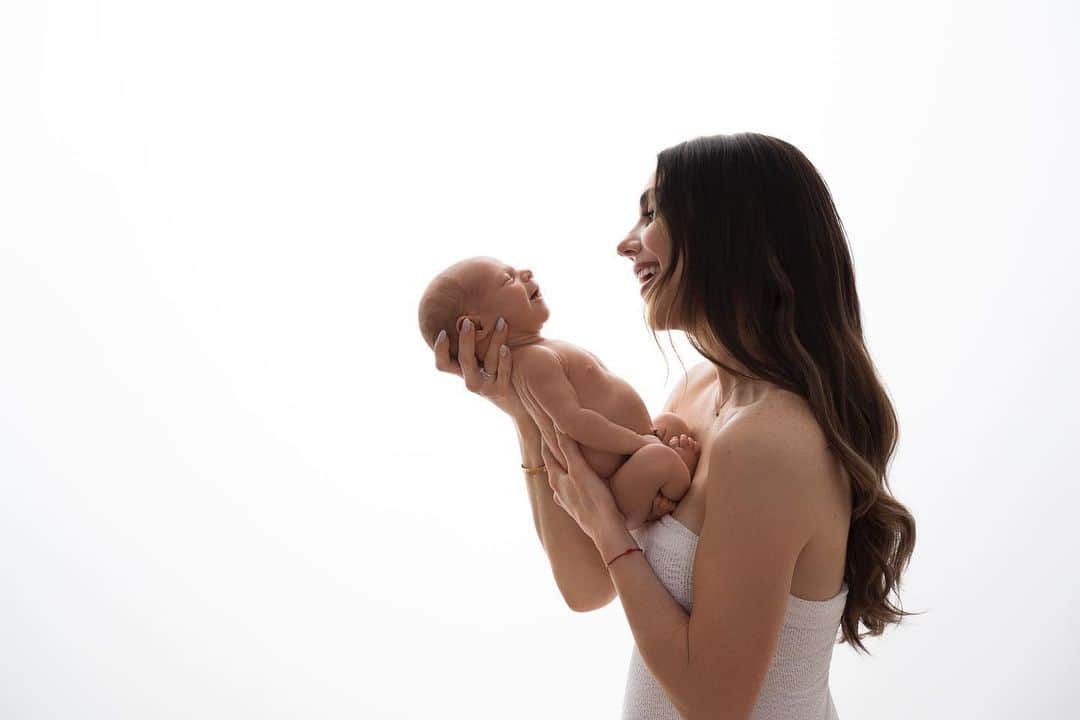 ジェナ・ジョンソンのインスタグラム：「My rainbow baby 🌈   Our experience trying to conceive was much like a lot of yours.. unexpected, exciting, devastating, and not how we planned. BUT, with as much heartache that followed miscarrying our first pregnancy.. I know without a doubt that it all happened as it should. And although there were many times I questioned WHY and HOW and silently cried when no one knew, I never gave up on my dream of becoming a mother.  I never thought I would say this, but I am forever grateful for our infertility/pregnancy loss journey because it has made this moment with my sweet Rome so meaningful. I feel present and cherish every moment… even at 4am with little to no sleep and spit up running down my shirt.  I want to thank the TTC community that got me through some really tough years and made me feel so understood. I watched your vulnerable videos and would cry at how much I could relate. 1 in every 4 pregnancies will end in miscarriage. So for anybody out there silently suffering or struggling, please know you are never alone!! There is a whole gorgeous group of women who have been in your shoes. Hold onto us and/or reach out because you’ll need the support along the way 🤍  Thank you @goodmorningamerica for creating such a beautiful piece for us this morning and always making us feel like family!   📸: @aniportraits」