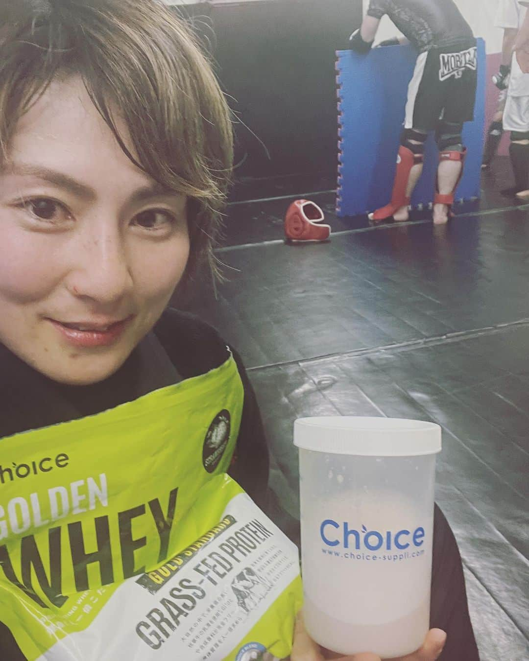 石岡沙織さんのインスタグラム写真 - (石岡沙織Instagram)「@choice.protein  練習後大事✨ 目のうるうるは花粉症🥺w . 最近また色々痛くて練習行けてないの悲しい😢 それも、筋肉が支えてくれるはず🔥 . 自分のペースで頑張ります🥲 #ゴールデンホエイ #チョイスプロテイン #からだにいいもの」3月31日 7時38分 - saori_ishioka_mma