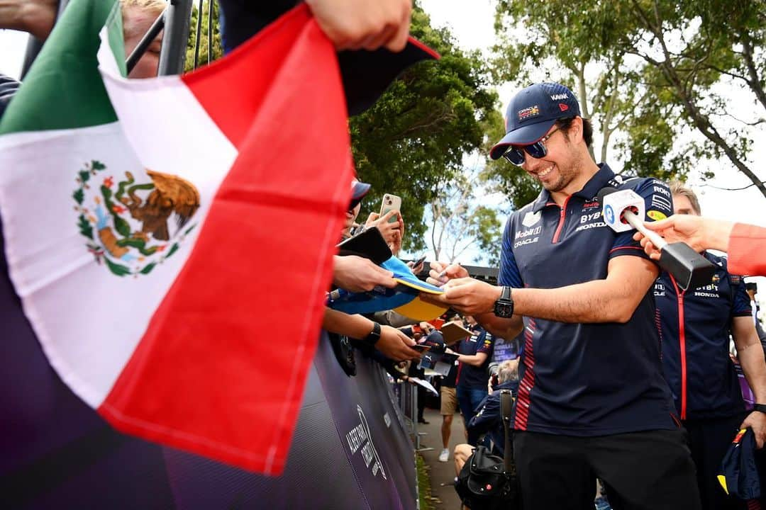 セルジオ・ペレスさんのインスタグラム写真 - (セルジオ・ペレスInstagram)「Always great to be back in Australia. This is one of the races where the fans make you feel at home since the first day. Can’t wait to hit the track! 🇦🇺🦘  De regreso en Australia.  Esta es una de las carreras donde la afición te hace sentir como en casa desde el primer día. ¡Con ganas de salir a la pista! 🇦🇺🦘  #SP11 #AusGP」3月31日 7時42分 - schecoperez