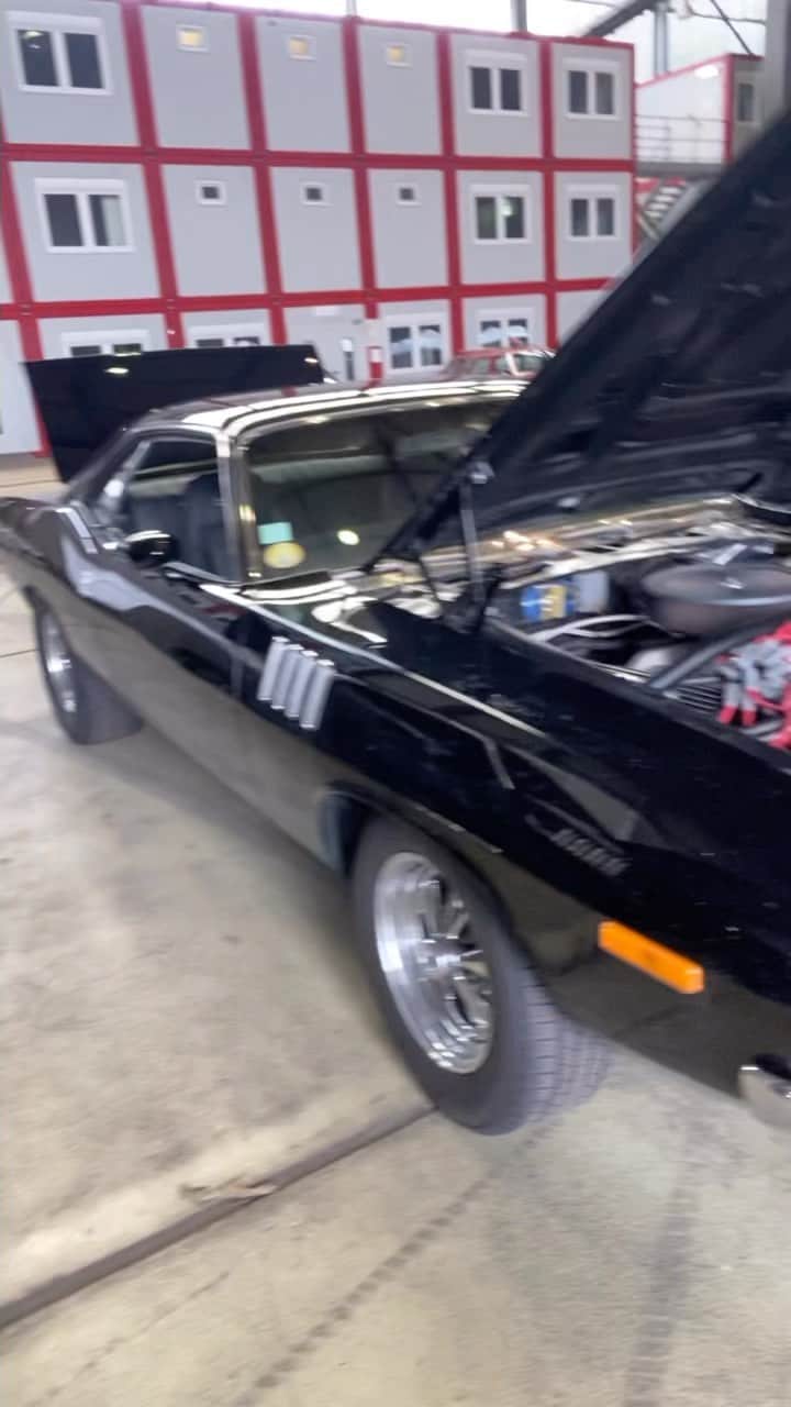 タナー・フォウストのインスタグラム：「Ok car fact checkers, go easy… “period correct” .. “identical”. But come on, how awesome was the Cuda in #johnwick4 !!? #bts @optimabatteries」