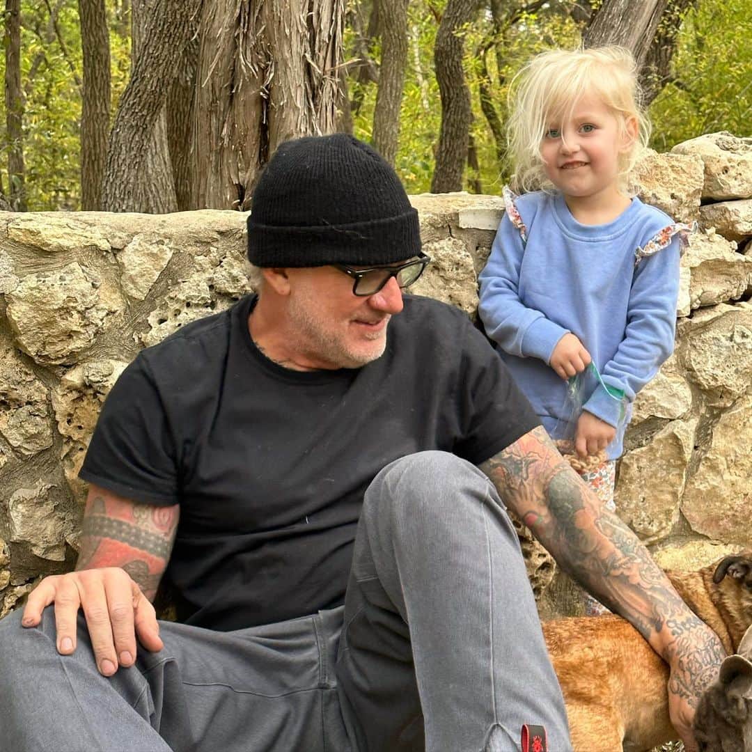 ウエストコーストチョッパーズのインスタグラム：「Happy 3rd Birthday to the Cutest Granddaughter in the whole wide world, Ginger James❤️ I’m just so much in love with her, It’s crazy. I feel like she’s a reincarnation of Chandler. Her shyness and mannerisms all remind me so much of when CJ was little.  I think this grandpa thing really suits me. I never really thought about it before. But now that it’s here. Yep I dig it.   #jessejames」