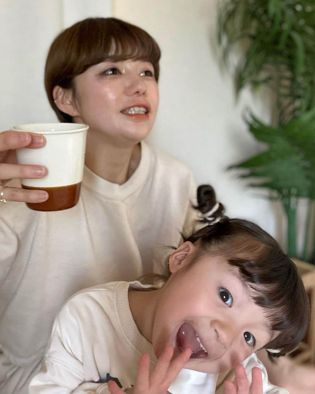 長谷川あやのインスタグラム：「・ ほっと一息のコーヒータイムに​ MCTオイルをプラス😌💭​ ​ 今話題の「MCTオイル」体験会​ に参加してからなるべく自然にMCTオイルを​ 生活に取り入れたいなと思うようになりました✨​ ​ ダイエットや健康を考えたときに​ 避けがちな脂質なのですが​ 実は体脂肪を燃やすために必要なもの💡​ （もちろんとりすぎはよくないのですが😌）​ ​ MCTオイルって聞いたことはあったけど​ 他のオイルとの違いもよくわからなかったので​ いままで使ったことはなかったのですが​ ココナッツやパームなどの種子に含まれる​ 「中鎖脂肪酸（MCT）」だけを取り出した​ 食用油のことなのだそう✨​ ​ 「中鎖脂肪酸」は一般的な食用油よりも​ ケトン体を産生しやすく​ 蓄積された体脂肪もエネルギーに しやすくしてくれるのだとか🥺‼️​ ​ イベントではMCTオイルの有無で​ いろいろな食材の味覚変化を​ 体験する時間もあったのですが​ 無味無臭でどんなお料理や飲み物にも合うし​ 口当たりをなめらかにしたり コクがでたりすることも分かったので 無理なく続けることができるなぁと感じました✨​ （納豆との相性の良さにはびっくり🥺）​ ​ 普段つかっていた食用油に​ MCTオイルも新たに仲間入りして​ 自分や家族の体や健康のためにも​ 無理なく続けていきたいです🤲✨​ ​ ​ #PR #FYTTE #MCTオイル #脂肪燃焼体質​」