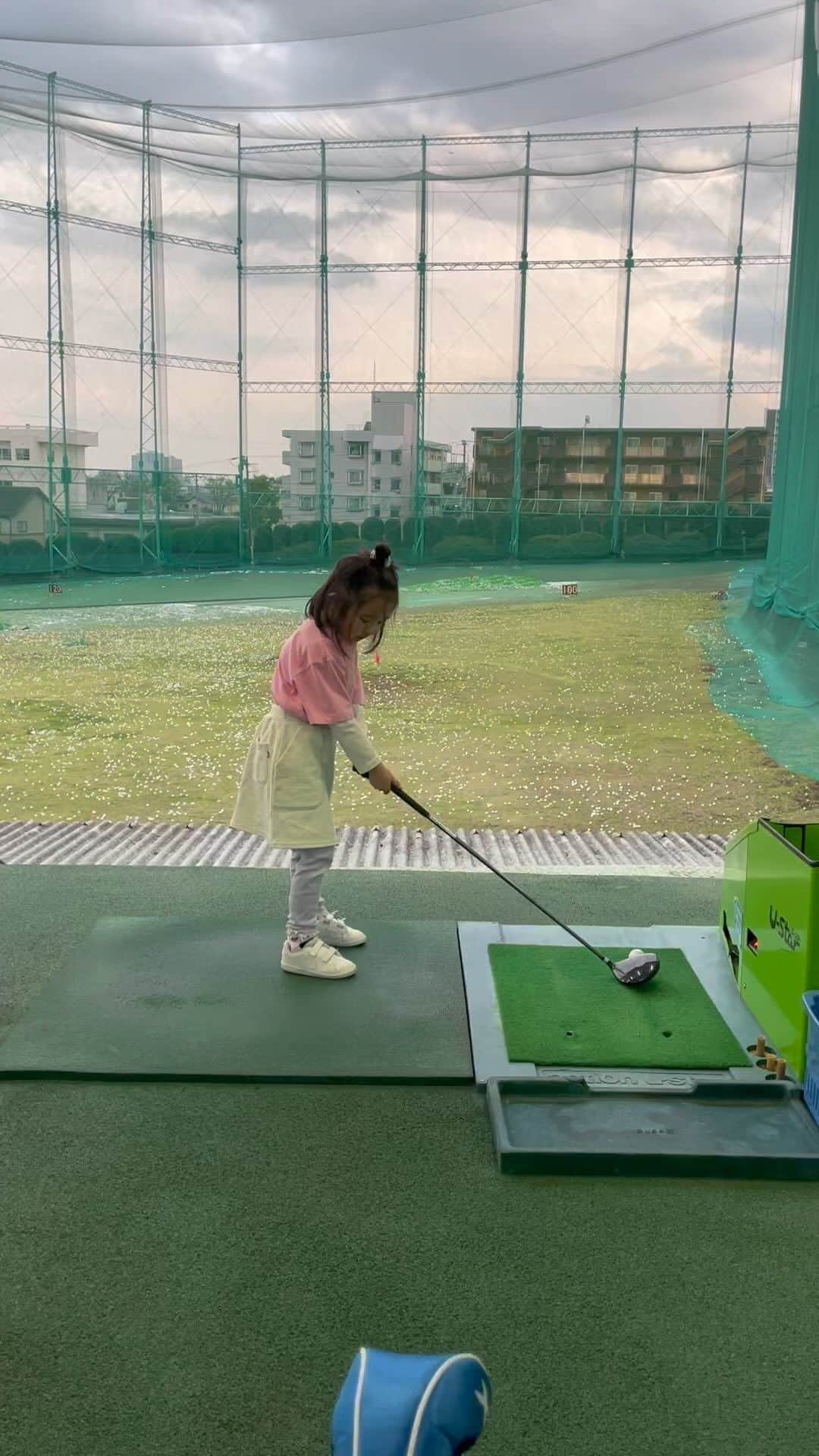 藤井奈々のインスタグラム：「横断歩道待ちや、長めの棒をみつけると スイングするようになり、 そこら辺のゴルフ好きのおじさんと変わらないちびっこ🌼笑  #5歳ゴルフ  #golf」