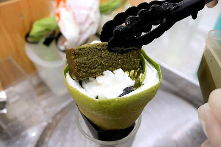 レッツエンジョイ東京さんのインスタグラム写真 - (レッツエンジョイ東京Instagram)「めっちゃ緑な抹茶クレープ😋💚  「寿清庵（コトブキセイアン）」をスイーツコンシェルジュのはなともさん（@hanatomo84）が紹介。  上質な抹茶を使用したこだわりのクレープが楽しめる人気店で、そのフォトジェニックな見た目と美味しさから、SNSでも話題を呼んでいます！  クレープは常時5種類が用意されていて、すべてのメニューに、京都・宇治の老舗茶問屋「桑原善助商店」の上質な宇治抹茶が使用されています。  こちらの抹茶クレープを食べるには、整理券が必要です！ 順番まで時間がありそうな場合は、その間に浅草散策を楽しむのも良いですね🥰  🔸寿清庵 📍東京都台東区浅草2-7-21 🚉浅草  レッツエンジョイ東京のWEB記事で詳しく紹介中！ ☞「抹茶クレープ レッツ」で検索してご覧ください。  #レッツエンジョイ東京 #おでかけ #おでかけスポット #sweets #スイーツ #グルメ #インスタフード #インスタスイーツ #フォトジェニックフード #東京 #東京カフェ #東京グルメ #東京スイーツ #浅草 #浅草散歩  #浅草グルメ #浅草スイーツ #浅草カフェ #浅草食べ歩き #スイーツ女子 #スイーツ部 #スイーツ好きな人と繋がりたい  #和菓子  #日本茶 #クレープ屋さん  #抹茶スイーツ #抹茶 #クレープ #抹茶クレープ #寿清庵」3月31日 8時01分 - lets_enjoytokyo