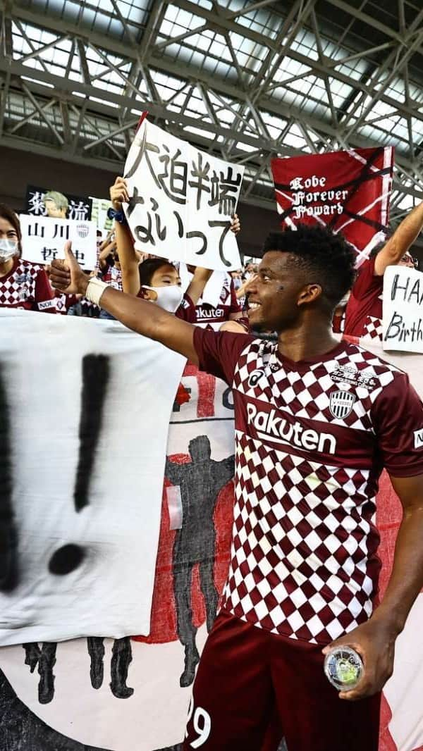 リンコンのインスタグラム：「#TBT com saudades de vestir essa camisa e encontrar essa torcida nos apoiando. Ansioso para estar em campo e ajudar meus companheiros em busca dos nossos objetivos, @visselkobe! 🙏🏾  #TBT missing wearing this shirt and finding this crowd supporting us. Looking forward to being on the field and helping my teammates in pursuit of our goals, @visselkobe! 🇯🇵」