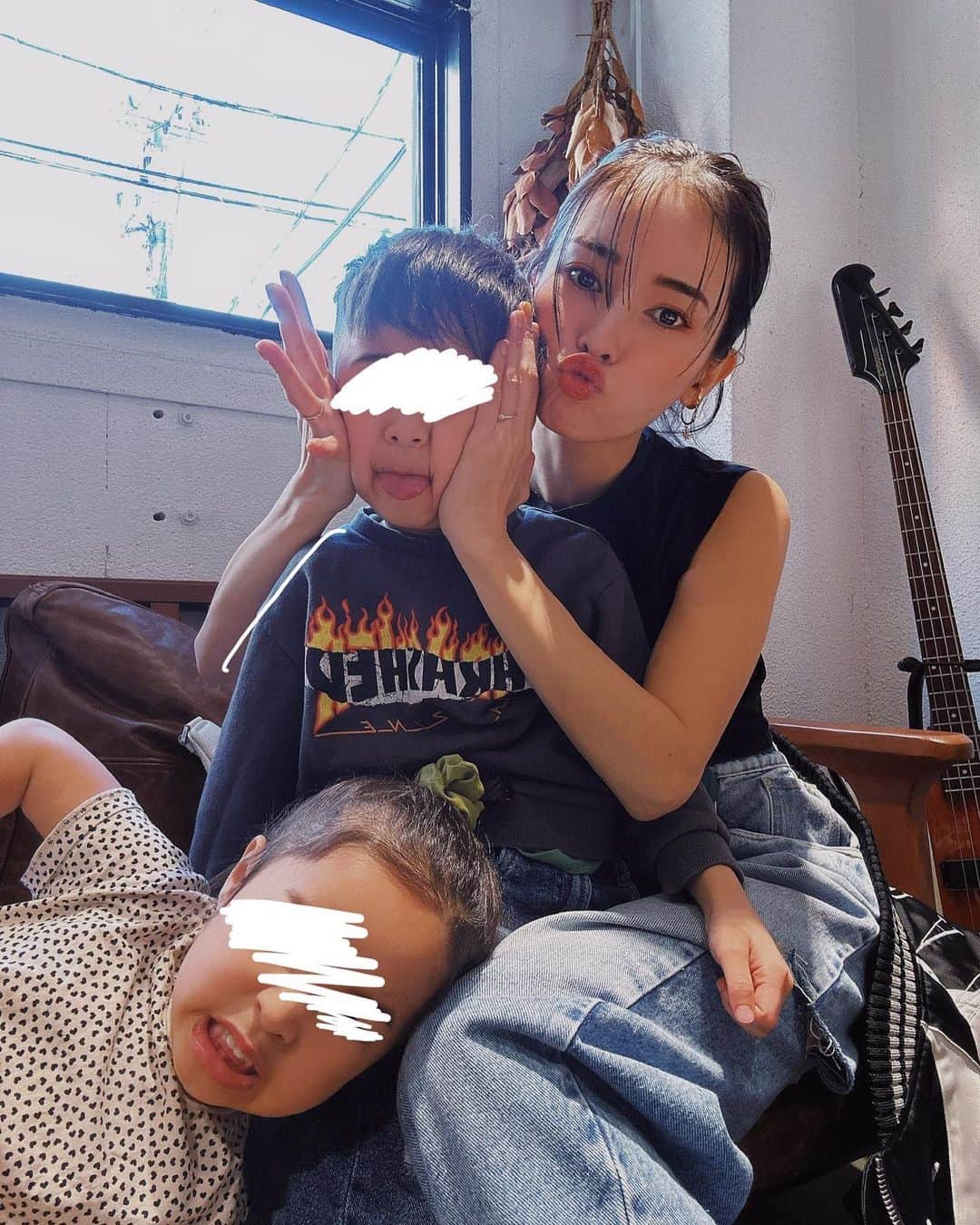 のインスタグラム：「. みんなで仲良く撮影タイムの写真📷 まだまだ甘えてきてくれてかわいい☺️ #momlife #mommylife #mommy  #育児 #ママライフ  #6歳 #4歳 #1歳 #motherof3 #motherhood  #family #familyphoto  #3人育児  #3児のママ #3児ママ  #familytime  #5人家族 #familyphotograhy #familyfirst」