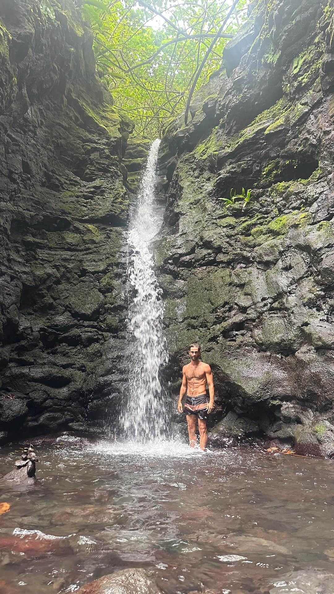 Ricardo Baldinのインスタグラム：「What a wonderful ending to the retreat! On our last full day we got to go visit the very south of the Island, places you can only get by boat. It was magical to see the dolphins, the famous Teahupoo wave from up close, then up to a beautiful waterfall. Maururu @hinateaboosie @isabellapitaki for such wonderful experience 🌀 . #teahupoo #tahitiiti #fenua #polynesian」