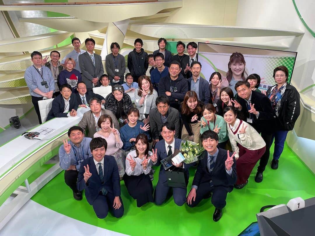 瀬崎一耀のインスタグラム：「3年間勤めたSBS静岡放送を退社しました。  中学校から毎年遠征で行った憧れの静岡の地。 そこでまさか自分がサッカーに関わって仕事をしているとは夢にも思いませんでした。 サッカーだけの僕の幅を広げてくださったいろんな番組 落ち込む度にSNSで励ましてくれる視聴者の方々 ミスしても懲りずに使って下さった温かいスタッフの皆様  静岡、そしてこの会社で働けたからこそ自分は毎日サッカーに関わってサッカー界に貢献したい。その確信に至りました。  ただ、本当に素敵な人ばかりでこの人達と毎日一緒に働いていたい。 その想いも膨れ上がってしまいまし た。 この御恩を会社で、静岡で返せないのは心苦しいですが、SBS出身者の名に恥じない活躍をし静岡まで名前が轟くよう精進して参ります🙇🏻‍♂️🔥  SBS一生応援しています！ お世話になりました！！！」