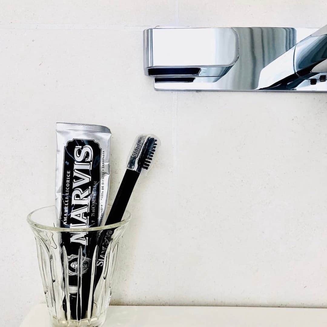 Marvisのインスタグラム：「スタイリッシュな黒が人気上昇中！ MARVISの歯ブラシと合わせて洗面台に置けば、一気にクールな印象になるブラックカラーのリコラスミント。 ⠀⠀⠀⠀⠀⠀⠀⠀⠀ 男性にも人気のフレーバーです。プレゼントにもおすすめですよ！ ⠀⠀⠀⠀⠀⠀⠀⠀⠀ ---------------------------------------------------- LINEアカウント始めました！ MARVIS公式オンラインショップのお買い物で使える15%OFFクーポンをプレゼントしています。 @marvisで検索して登録してください！ ---------------------------------------------------- ⠀⠀⠀⠀⠀⠀⠀⠀⠀ ※製品の詳細は @marvisjapan のリンクからご確認ください。 ※@marvisjapan #マービス のタグをつけて、マービスの写真を投稿しよう。 ⠀⠀⠀⠀⠀⠀⠀⠀⠀ #マービス #Marvis #MarvisJapan #イタリア #おしゃれな歯磨き粉 #マウスウォッシュ #ホワイトニング歯磨き粉 #ホワイトニング #美容すきな人と繋がりたい #歯みがき #歯みがき粉 #デンタルケア #デンタルケアグッズ #インテリアコーディネート #洗面台インテリア #marvisart #歯石の沈着を防ぎ #歯周病予防」