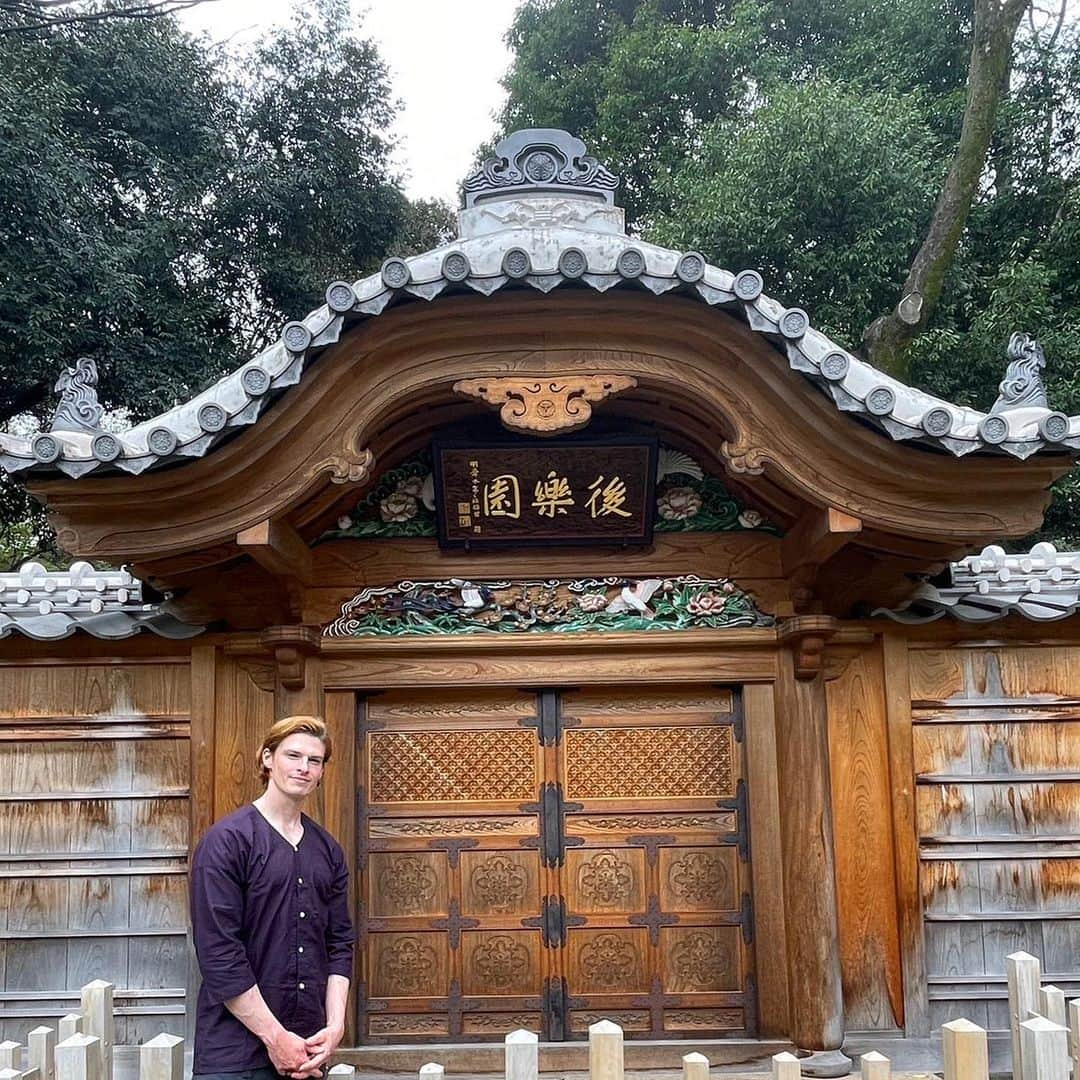 村雨辰剛のインスタグラム：「最後は小石川後楽園に行ってきました。🌱☀️ 唐門が復元されていて、本来のルートでお庭拝見！ 江戸から京都まで中山道の道中の名所や、園内の随所に中国趣味の要素が満載。流石、水戸徳川家のお庭ですね！ 花菖蒲や梅が有名でその季節にも訪れたい。🌼  Finally, I went to Koishikawa Korakuen Garden. 🌱☀️ The Karamon gate has been restored, and you can see the garden on the original route! From Edo to Kyoto, you can see the famous places along the Nakasendo road, all beautifully replicated within the garden.   @tokyo_9gardens #小石川後楽園 #日本庭園 #都立庭園 #KoishikawaKorakuenGardens  #The9TokyoMetropolitanGardens #PR」