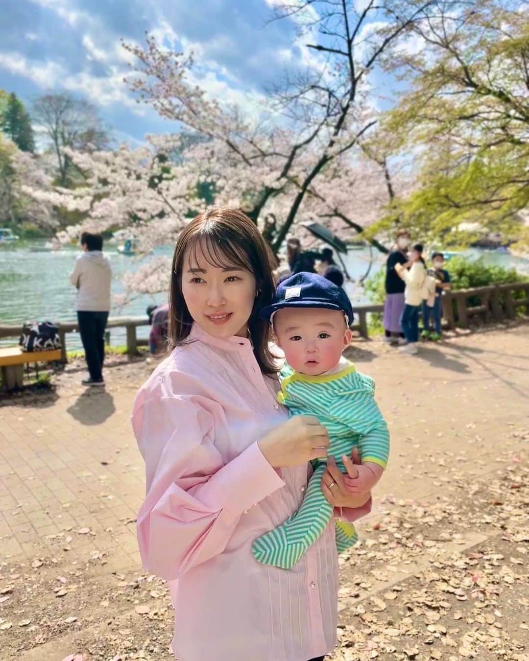 里口風子のインスタグラム：「私が生まれた頃から毎年、いや、毎日見てきた井の頭公園の景色を息子と味わえる幸せ🌸  育休クライマックス、切ない。心より。  #井の頭公園 #inokashirapark #お花見 #0y7m #0歳児ママ」