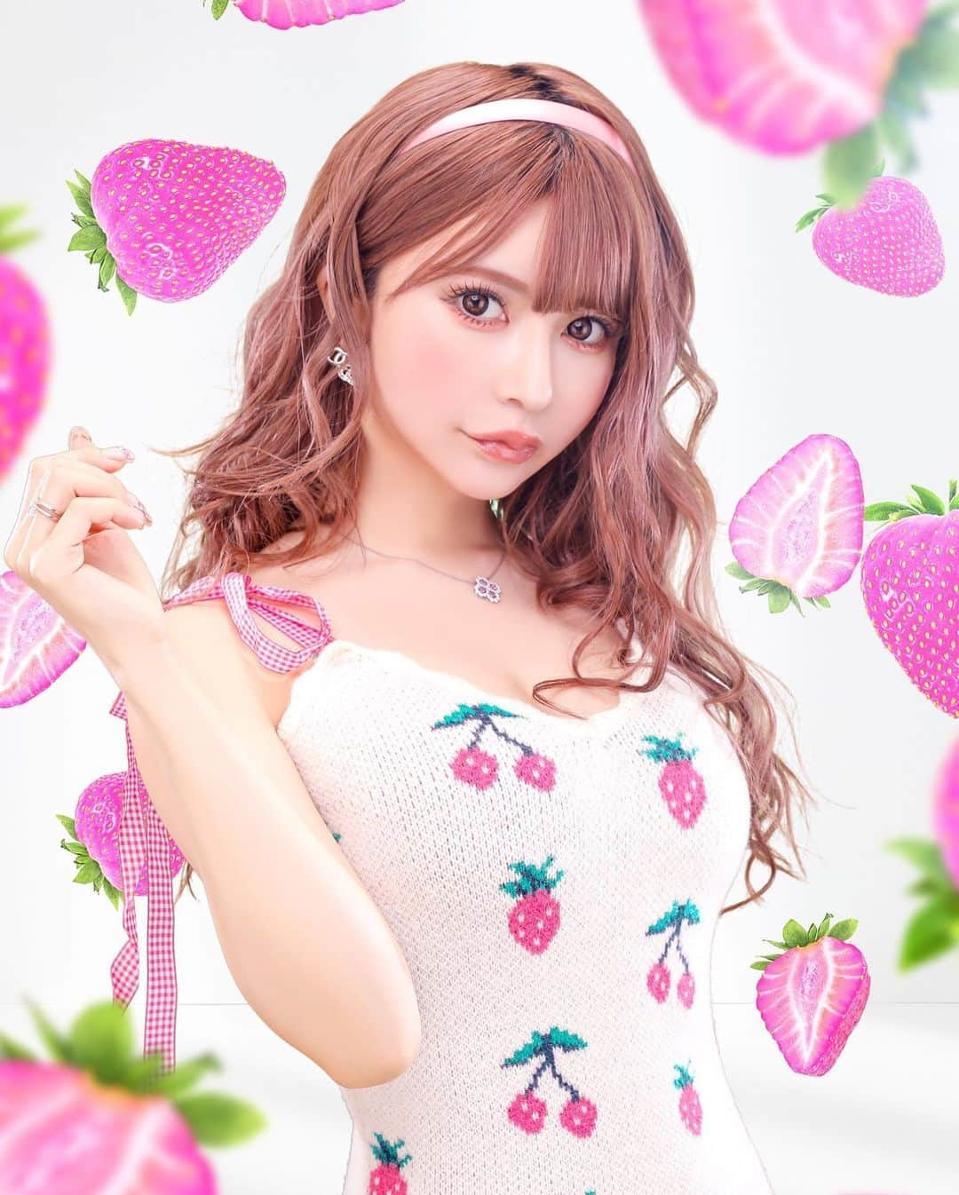 五十嵐美咲さんのインスタグラム写真 - (五十嵐美咲Instagram)「いちごとさくらんぼ🍓🍒 大好きな組み合わせ❤︎❤︎❤︎ 色んな私で撮影した🧚‍♂️🧜‍♀️🌻🌿  楽しかった🍓✨✨✨  #イチゴ #さくらんぼ #🍓 #🍒 #らぶ #かわちい #ピンク #春カラー」3月31日 8時28分 - igarashi_misaki