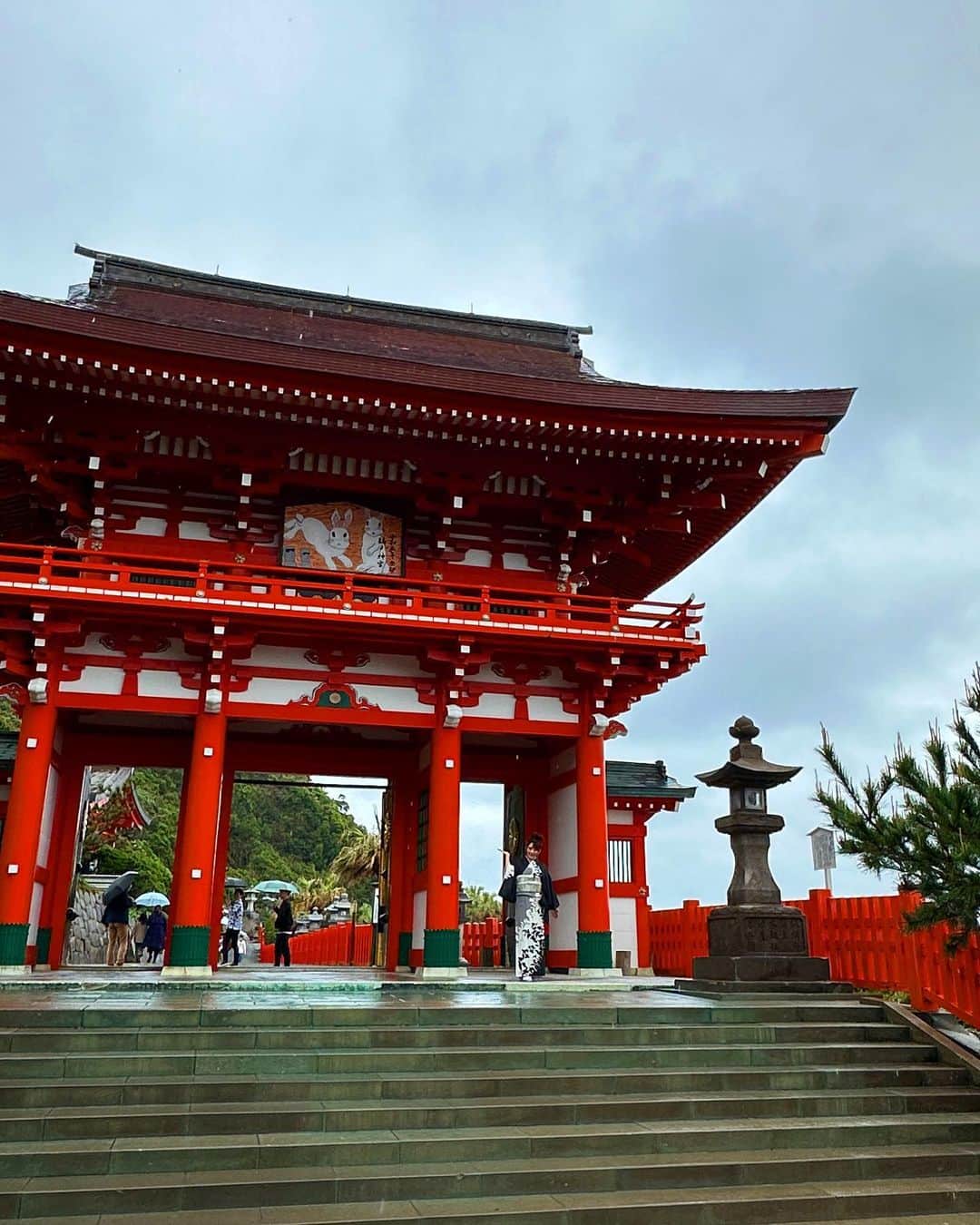 のインスタグラム：「シャンシャン馬道中唄の宮崎県日南市へ民謡旅✈︎この曲は民謡を始めてすぐの頃に千月先生から薦めていただき唄ってきた曲で、鵜戸神宮で開催される全国大会に初参加しました❣️ シャンシャン馬道中とは大正初期まで行われていた新婚夫婦が鵜戸神宮へお参りする風習のことで、昔の新婚旅行です。 毎年大会の日には当時の様子が再現されており、婚礼衣装に身を包んだ新婚さんが2組、鵜戸さんまいりにいらしていました😍 予選会から決勝までドキドキでしたがご縁いただき、入賞いただき、初めての場所で最高の思い出が出来ました❣️ 会場でも立ち寄ったお店でもどこでもみんな優しく声をかけてくださりあたたかい気持ちで溢れています😭感激でした😍 宮崎最高‼️また行く‼️😆 うさぎちゃんがいっぱいで卯年は縁起がよいところです🐇 #民謡 #楽しい #宮崎県民謡 #kimono #日南市 #民謡旅」