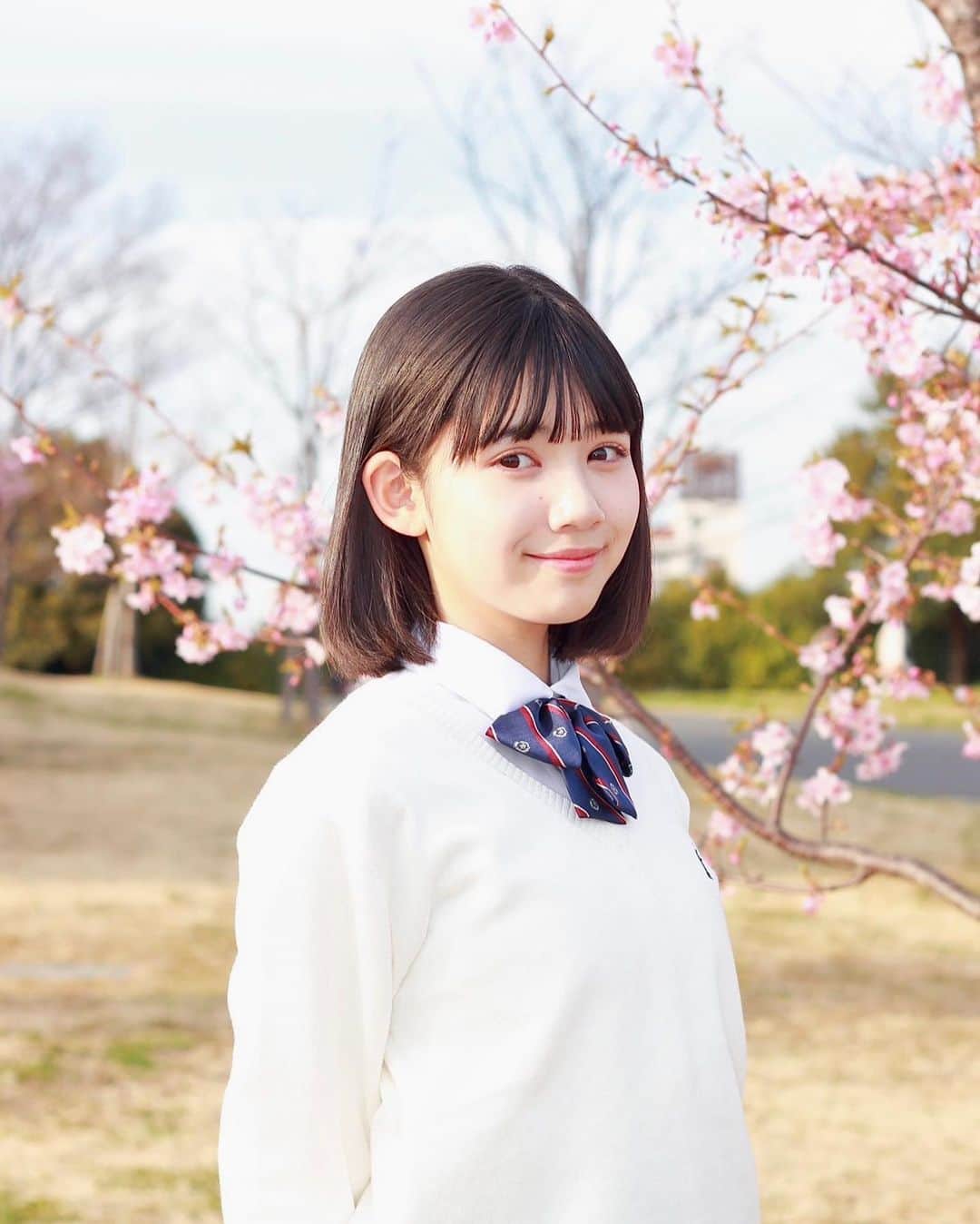 のインスタグラム：「🧁🐰  卒業シーズン➰🎓  学校卒業された皆さんおめでとうございます！🌸  そして卒モの皆さんニコラ卒業おめでとうございます💐  振り返るとたくさん優しくして頂き、楽しかった思い出ばかりです！ありがとうございました🙇‍♀️🤍  卒業は寂しいけど、それぞれの新しい道でもがんばってください！  今日もInstagram遊びに来てくれてありがとう🎀   #伊藤沙音 #シャノン #ニコラ #nicola #ニコモ #ニコラ4月号発売中 #エヴァーグリーンエンタテイメント#一眼レフカメラ#無加工」