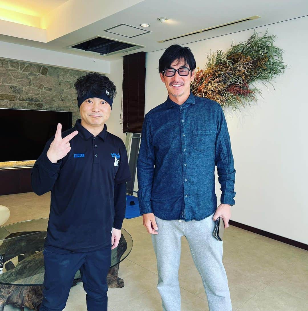 入江慎也のインスタグラム：「昔からお世話になっていて、よく食べに行かせていただいています、 串カツ田中の会長の貫さんのご自宅の清掃をやらせていただきました。  お部屋がめちゃくちゃオシャレで、スタッフもテンションが上がっておりました。  水回り、エアコンを全てやらせていただきました。 ご依頼もありがとうございました。 お店もまた行かせていただきます。  #串カツ田中 #ピカピカ #清掃 #大掃除 #取締役会長 #創業者 #上場企業」