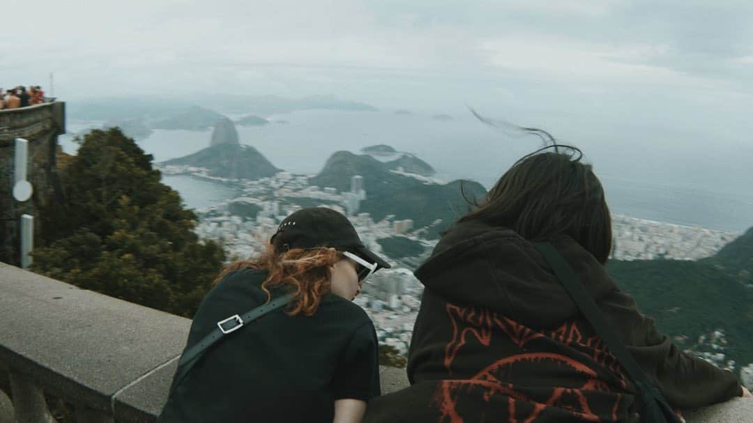 CHVRCHESさんのインスタグラム写真 - (CHVRCHESInstagram)「Sights and sounds in Rio 📸 @leahbarylsky」3月31日 8時49分 - chvrches