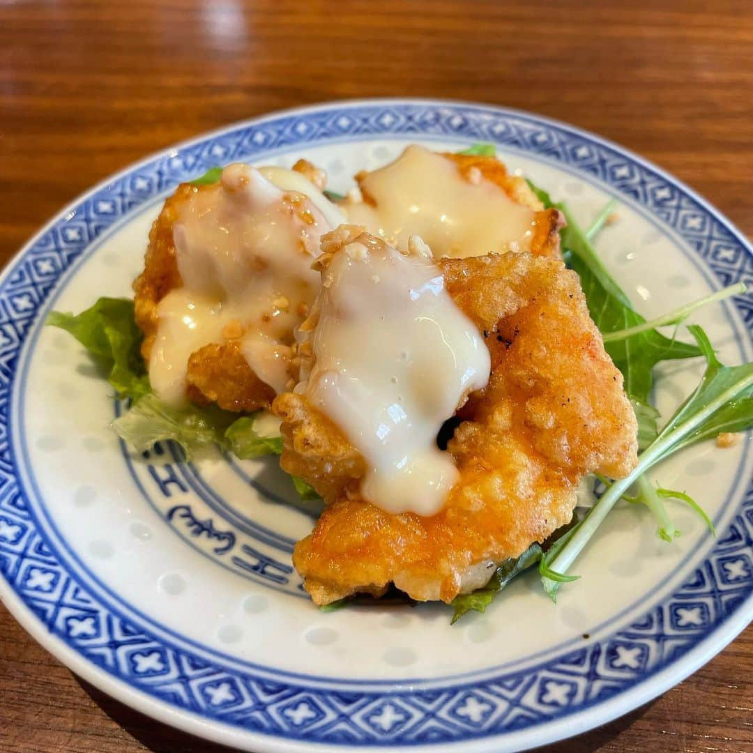 加藤るみさんのインスタグラム写真 - (加藤るみInstagram)「【神戸食い倒れ旅】  まずは芦屋からスタート🏃‍♀️💨  ①芦屋駅前のCHI･i･NAさんで中華ランチ。  超絶アクセス良きコスパ良きな中華ランチ🥟 何を食べてもおいしくて、昼から欲張ってコースにして大正解だった✨  ②天気が良いので、鷲林寺ロースタリーのTAOCA COFFEEで休憩☕️  オーダーを待ってる間にコーヒーの試飲をさせてもらって、 好きな味を探す🔍 最近やっとコーヒー好きになったけど、深煎りが好きです🙋🏻‍♀️ 友達も27.8歳でコーヒーの味が好きになったらしく、そのくらいの年齢でコーヒー開花🦚する人多いんかなw  ③ズンドコズンドコ山を登っていき⛰三田アウトレットへ。  「アウトレットは欲しいものを目当てに行っては行けない、見つからないから」 という、お姉さまの格言を頂き👐 物欲ゼロで(ゼロは嘘)臨んだところ、ちょうど求めていたベルトを見つけて良い買い物ができました🤗  芦屋〜アウトレット一日コース、とても楽しかった❤️  #芦屋ランチ  #芦屋カフェ」3月31日 8時59分 - rumicinema