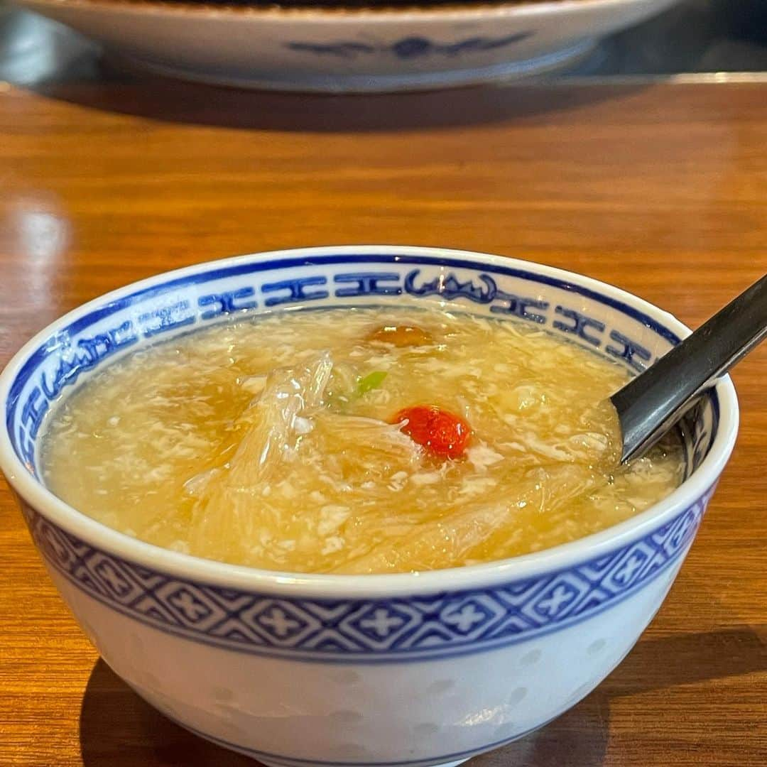 加藤るみさんのインスタグラム写真 - (加藤るみInstagram)「【神戸食い倒れ旅】  まずは芦屋からスタート🏃‍♀️💨  ①芦屋駅前のCHI･i･NAさんで中華ランチ。  超絶アクセス良きコスパ良きな中華ランチ🥟 何を食べてもおいしくて、昼から欲張ってコースにして大正解だった✨  ②天気が良いので、鷲林寺ロースタリーのTAOCA COFFEEで休憩☕️  オーダーを待ってる間にコーヒーの試飲をさせてもらって、 好きな味を探す🔍 最近やっとコーヒー好きになったけど、深煎りが好きです🙋🏻‍♀️ 友達も27.8歳でコーヒーの味が好きになったらしく、そのくらいの年齢でコーヒー開花🦚する人多いんかなw  ③ズンドコズンドコ山を登っていき⛰三田アウトレットへ。  「アウトレットは欲しいものを目当てに行っては行けない、見つからないから」 という、お姉さまの格言を頂き👐 物欲ゼロで(ゼロは嘘)臨んだところ、ちょうど求めていたベルトを見つけて良い買い物ができました🤗  芦屋〜アウトレット一日コース、とても楽しかった❤️  #芦屋ランチ  #芦屋カフェ」3月31日 8時59分 - rumicinema