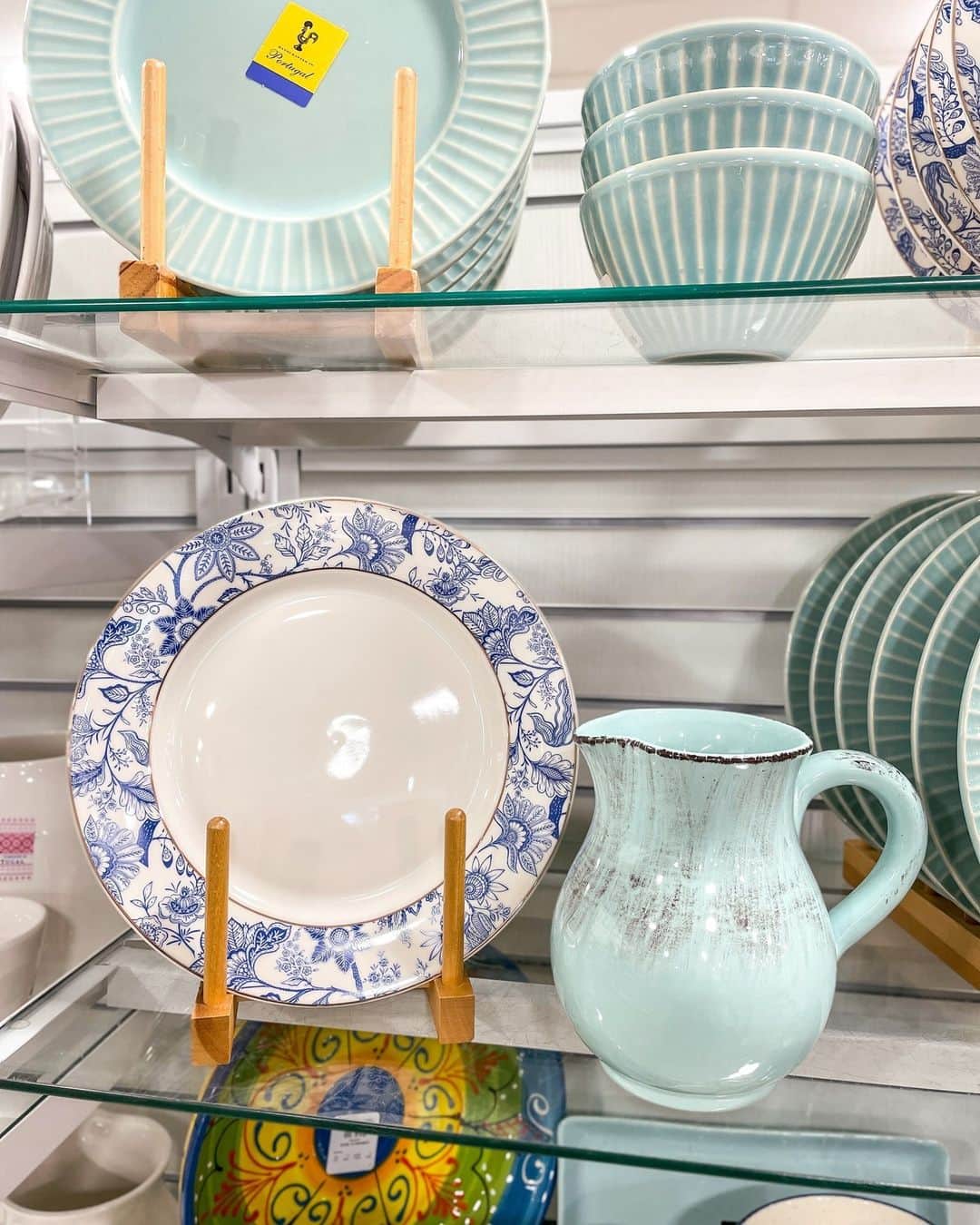 HomeGoodsさんのインスタグラム写真 - (HomeGoodsInstagram)「Spring colors taking your entertaining to the next level. 💛 From dinnerware to serveware, glasses and more, find all your entertaining needs for any occasion for less!」3月31日 9時00分 - homegoods