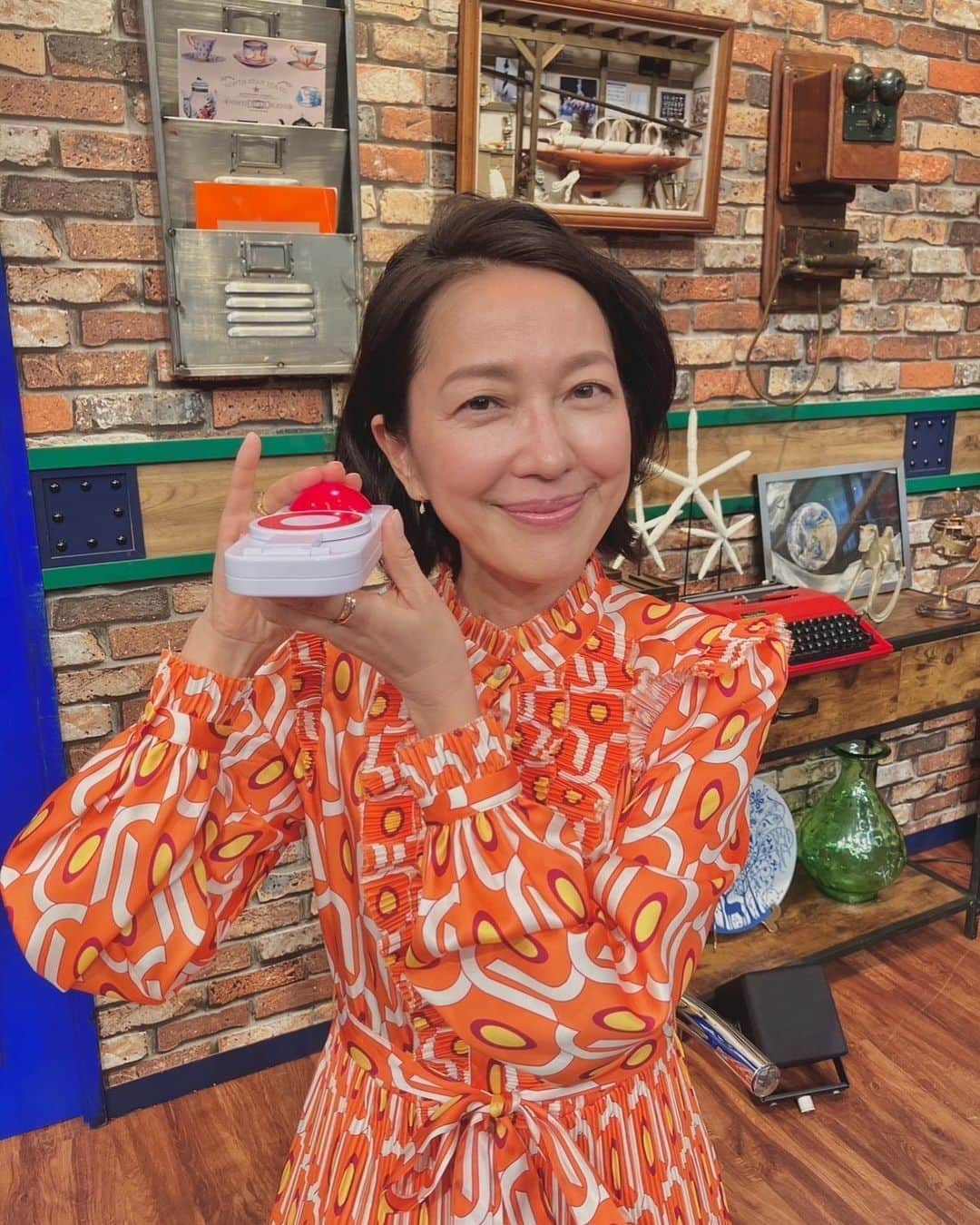 羽田美智子のインスタグラム：「今夜6:50から テレ朝『ザワつく!金曜日』に井ノ原快彦さんと出演させていただきます！  クイズ難しい🌀 ピンポン！押すのもなかなか難しい🌀 もろもろ本当にザワつきましたが 同窓会みたいで楽しかったです🌸  今日は金曜日です。 今週も皆様お疲れ様でした！ 素敵な週末をお過ごしくださいね❣️  @sov.aoyama @anteprima_japan @vendomeaoyama_official  #ザワつく金曜日 #特捜9」