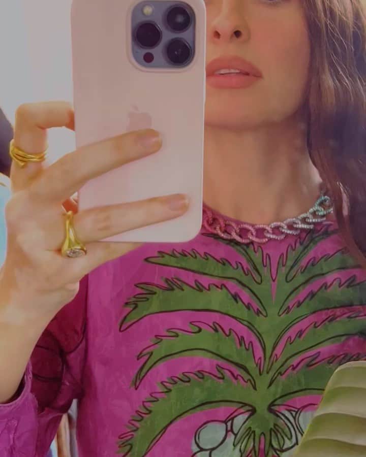 タリアナ・バルガスのインスタグラム：「The gentle revolution of @pomellato in Miami. Thanks for having me @voguemexico @karlamartinezdesalas 🌴」