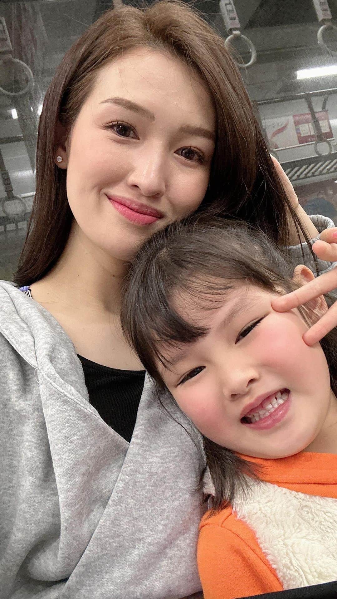 Hisayo Rinのインスタグラム：「普段撮る側が多いから、こうやって撮ってくれるのすごくうれしい💕ママとあーんしたいって言ってくれたけどスープっていう😅 　 #もうすぐ年長さん #まいにちがあっという間 #韓国ランチ🇰🇷」