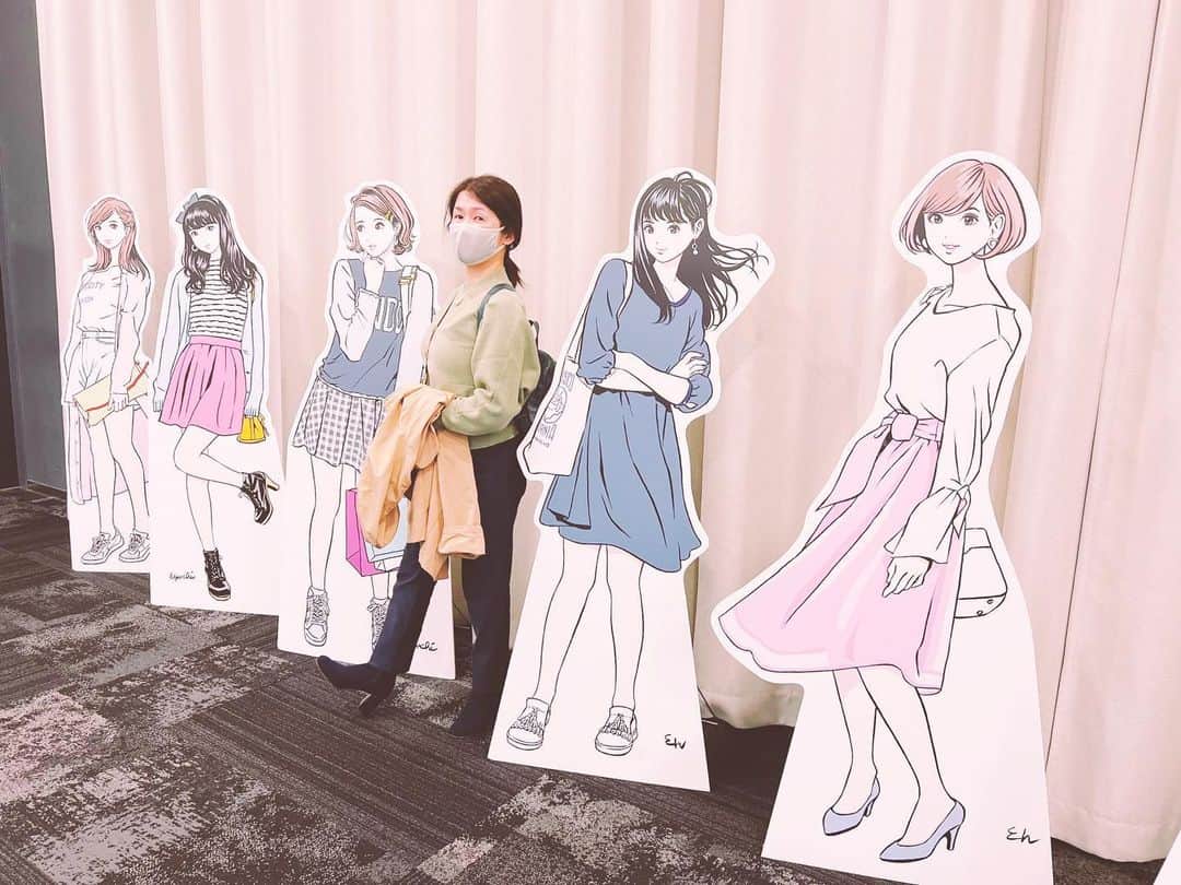 ゆきのさつきのインスタグラム：「彼女の中に紛れ込んでみた。 いつか、描いて貰いたい💖  #東京彼女」