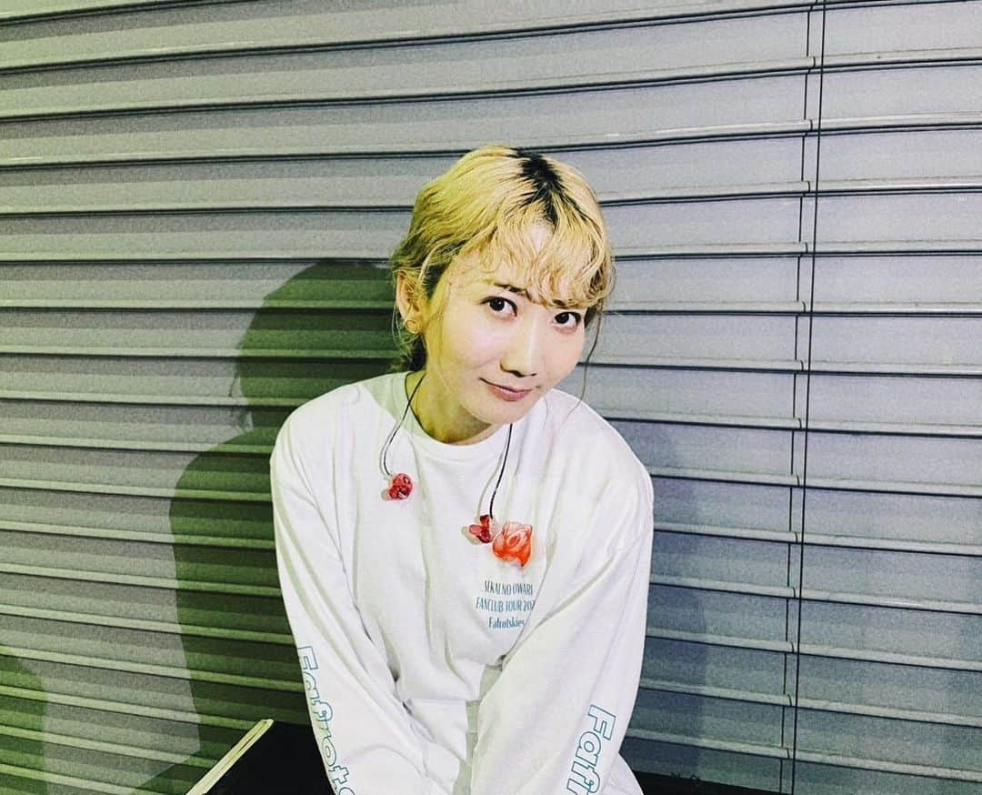 Saoriのインスタグラム：「ファンクラブツアー東京公演 ２日目でした。  「なんか、いいツアーだったね」  帰りの車の中で、 しんみりと言う深瀬くん。  そうだね。本気で頑張った方が 楽しいんだなあって、私も改めて思うツアーだったな。  本日二十公演目、ツアーファイナル。 チケットの倍率、とんでもない数字です👀  楽しんで貰えたら！  #fafrotskies #東京」