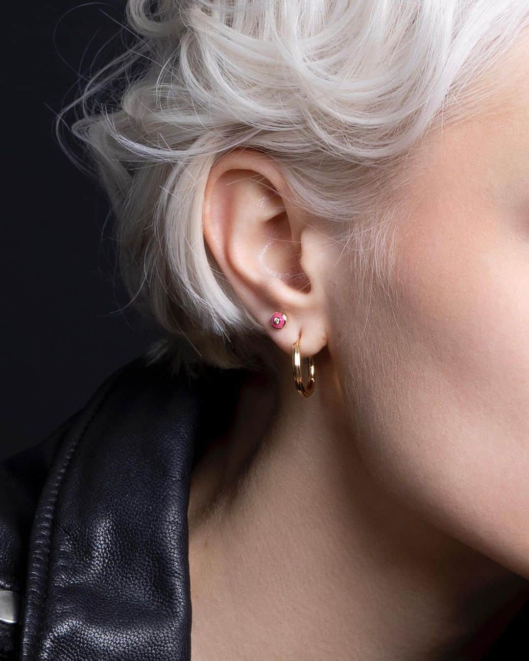 Hirotaka Jewelryのインスタグラム：「"Bird of Paradise" Enamel Diamond Bird's Eye Stud Earring with 18k "Dune" Huggie Earring #hirotakajewelry」