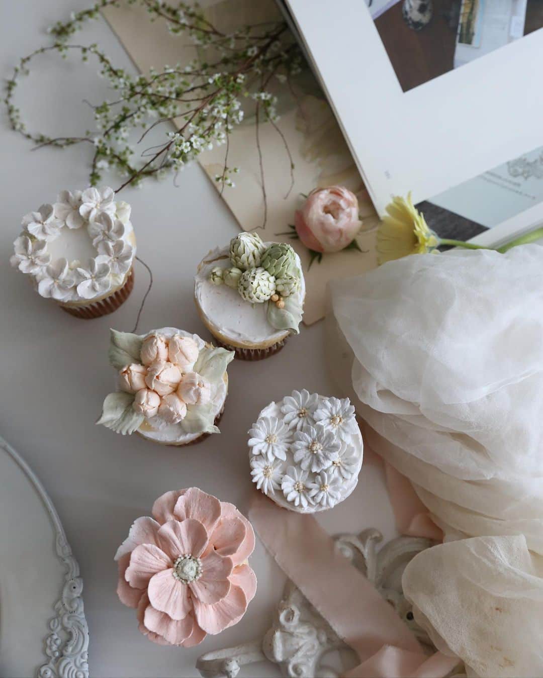 청담 수케이크 (atelier soo)さんのインスタグラム写真 - (청담 수케이크 (atelier soo)Instagram)「ㅡ 꽃악보읽기, 팁의원리 꼼꼼히배우는 시간 🤍 #cupcake」3月31日 9時40分 - soocake_ully