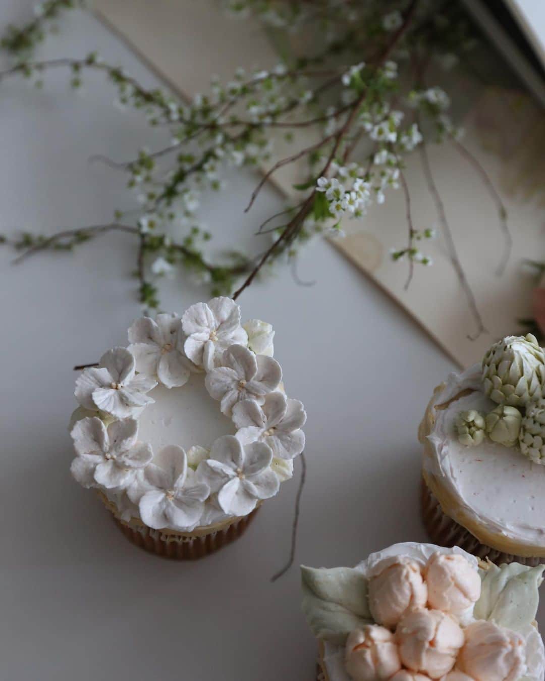 청담 수케이크 (atelier soo)さんのインスタグラム写真 - (청담 수케이크 (atelier soo)Instagram)「ㅡ 꽃악보읽기, 팁의원리 꼼꼼히배우는 시간 🤍 #cupcake」3月31日 9時40分 - soocake_ully