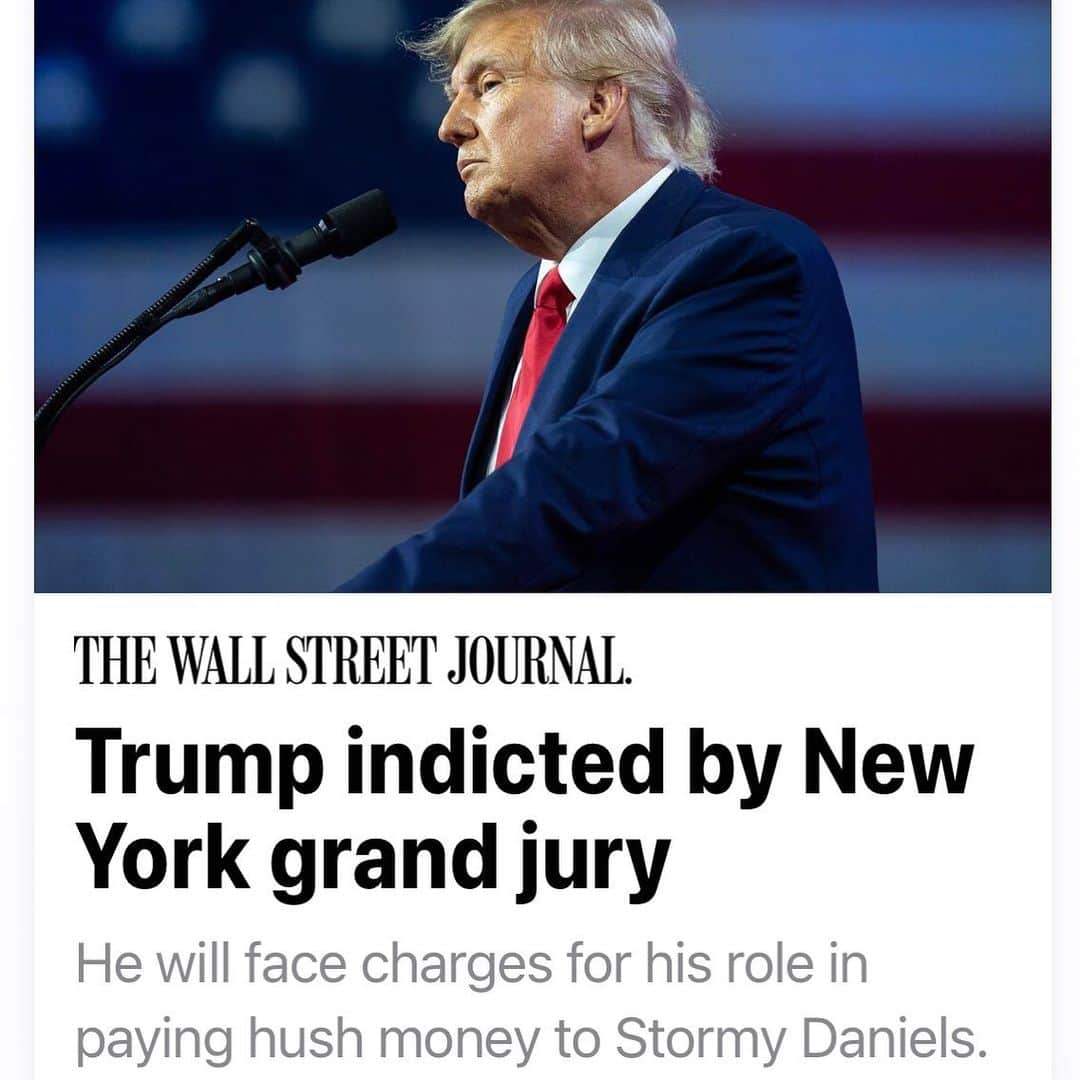 レスリー・フェラのインスタグラム：「At long last… let the indictments begin! Thank you @manhattanda for being a badass Santa 🎅🏼 and making my Christmas wish 💫 come true! . . . #trumpindicted #comeongeorgia #comeonmerrick #11780votes #conmantrump」